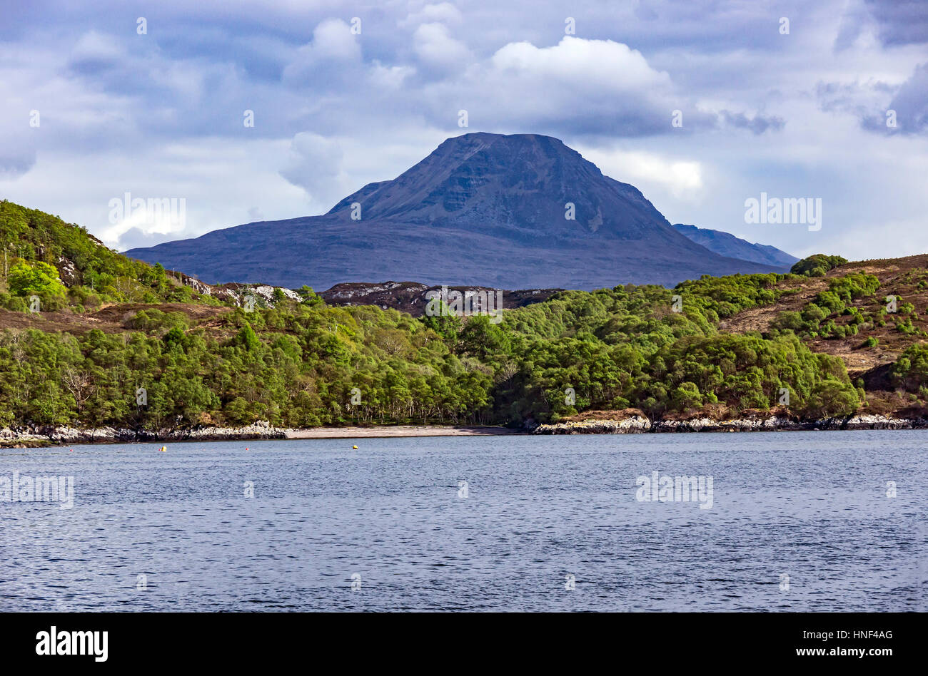 La montagne écossaise Slioch dominant les environs en Wester Ross West Highland comme vu du Loch Gairloch Banque D'Images