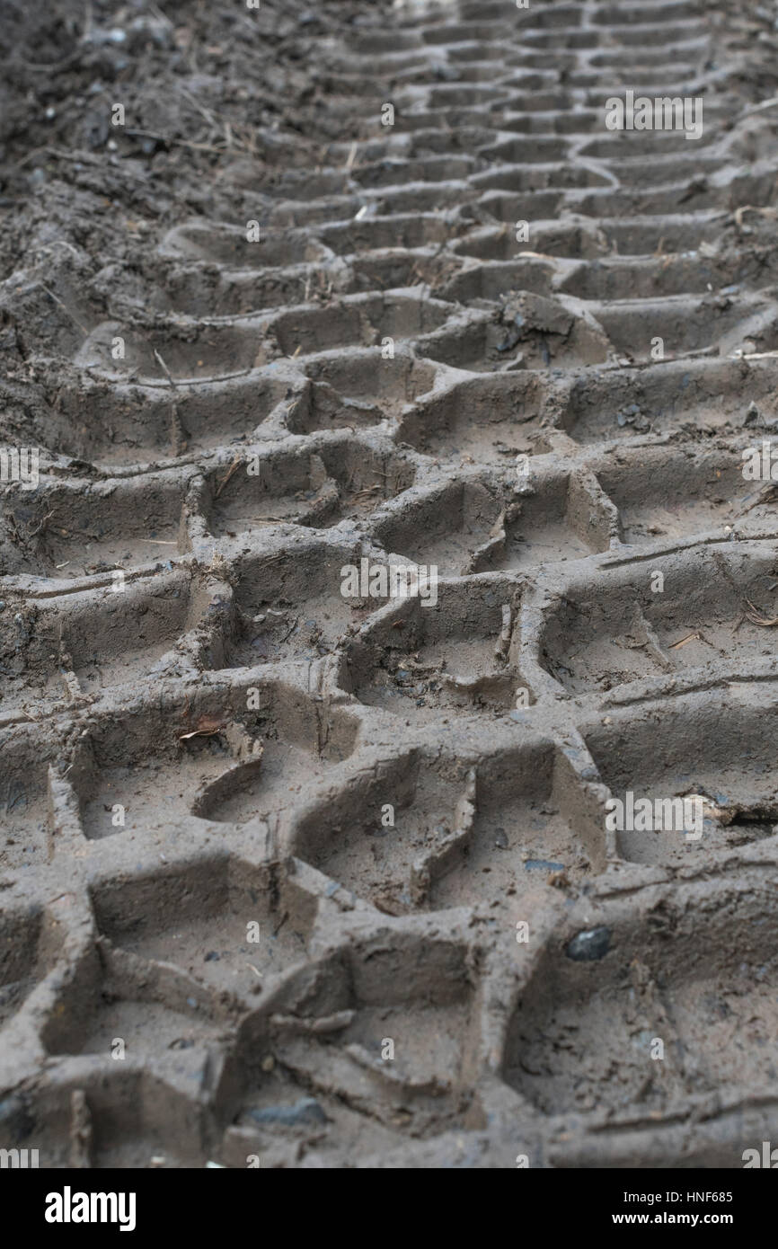 Gros plan sur les traces de pneus/traces de pneus dans la boue tendre en hiver. Piste boueuse. Banque D'Images