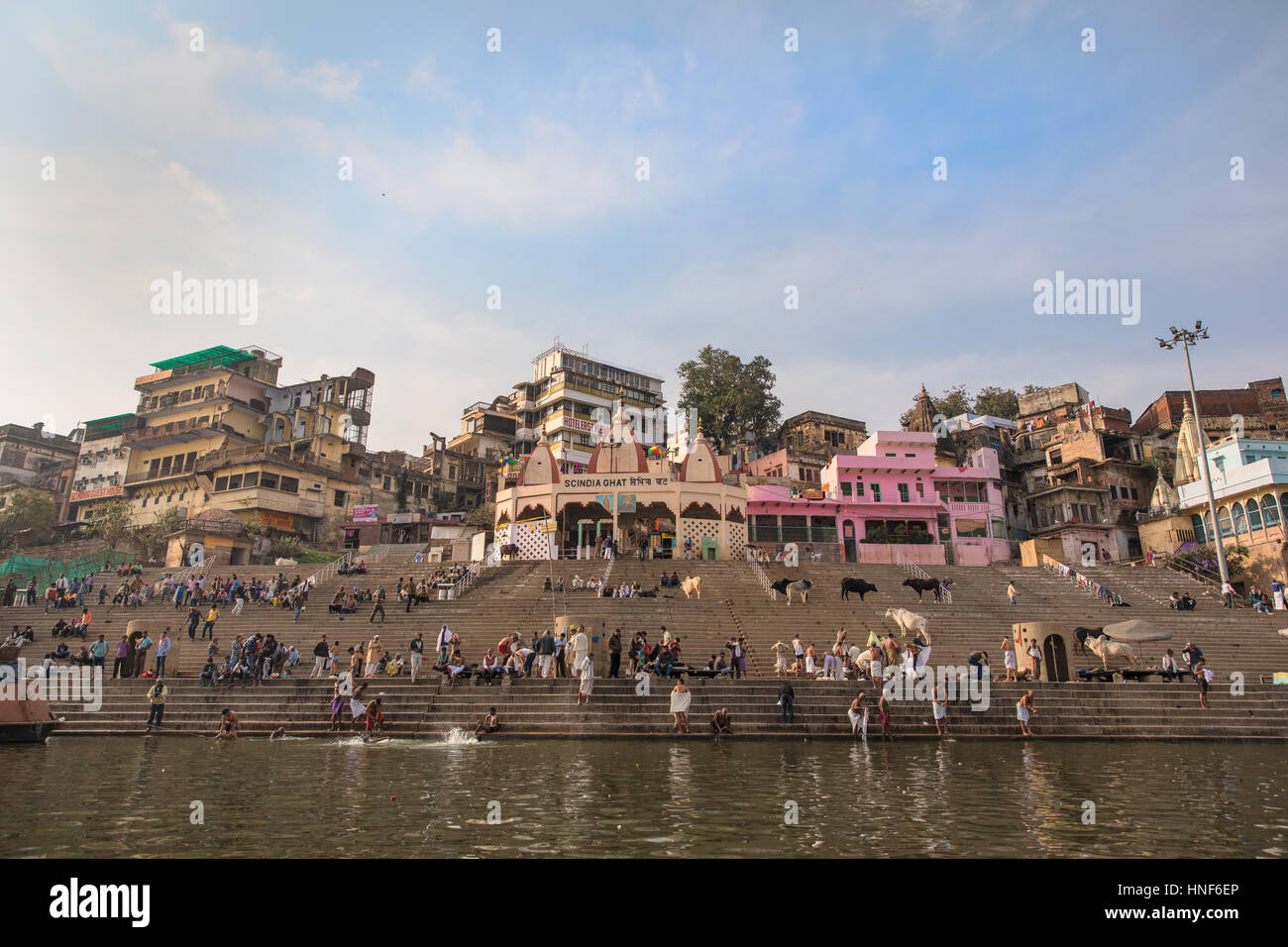 04/02/2017. Varanasi, Inde. Varanasi, une des villes les plus saintes de l'Inde, vu depuis un bateau sur le Gange. Crédit Photo : Rob Pinney Banque D'Images