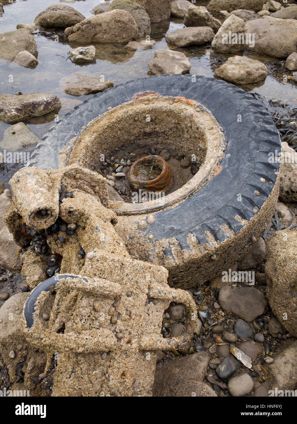 Vieux péri et roues crevées sur Filey beach Banque D'Images