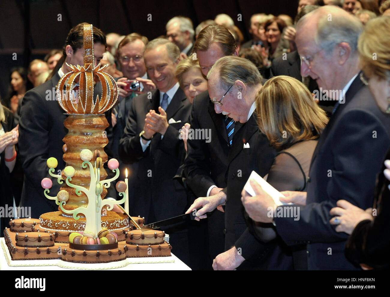 20110105 LUXEMBOURG, LUXEMBOURG : Luxembourg Grand-duc Jean coupe son gâteau après le concert pour le 90 anniversaire du Grand-duc Jean de Luxembourg de Luxe Banque D'Images