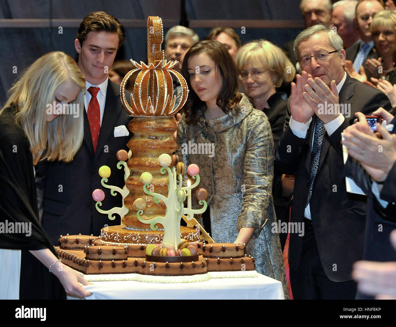 20110105 LUXEMBOURG, LUXEMBOURG : Luxembourg Le Premier ministre Jean Claude Juncker (R) applaudissements comme la petite aire (Princesse Alexandra , R) t'apporter Banque D'Images