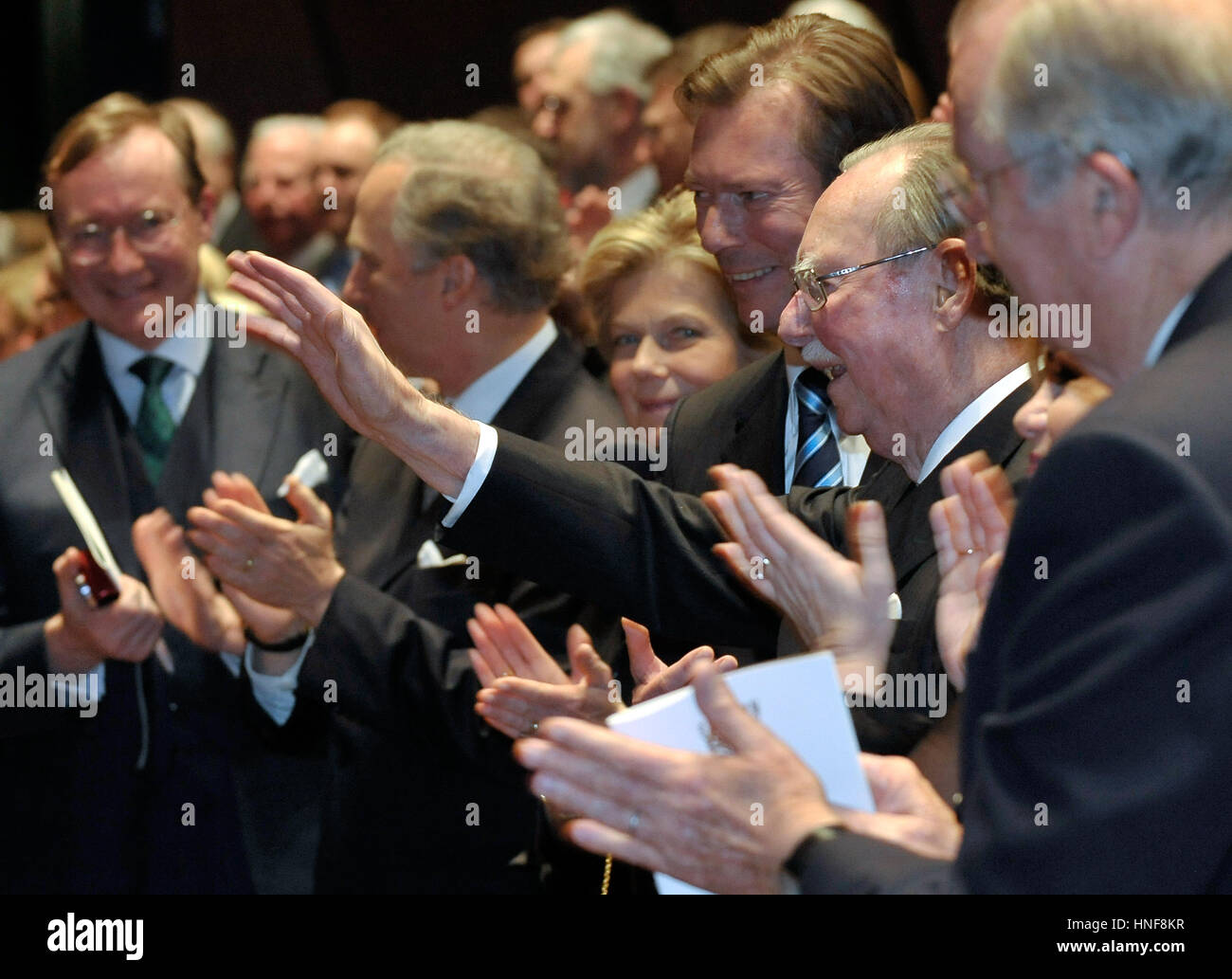 20110105 LUXEMBOURG, LUXEMBOURG : de L. à R. Luxembourg Grand-duc Henri, Grand-duc Jean de Luxembourg, Belgique Le Roi Albert, après le concert pour le Banque D'Images