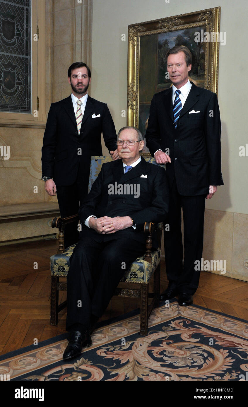 20110105 LUXEMBOURG, LUXEMBOURG : Photo de groupe de la famille avant le 90 anniversaire du Grand-duc Jean de Luxembourg à Luxembourg, Palais Royal. de L. à R. Lu Banque D'Images