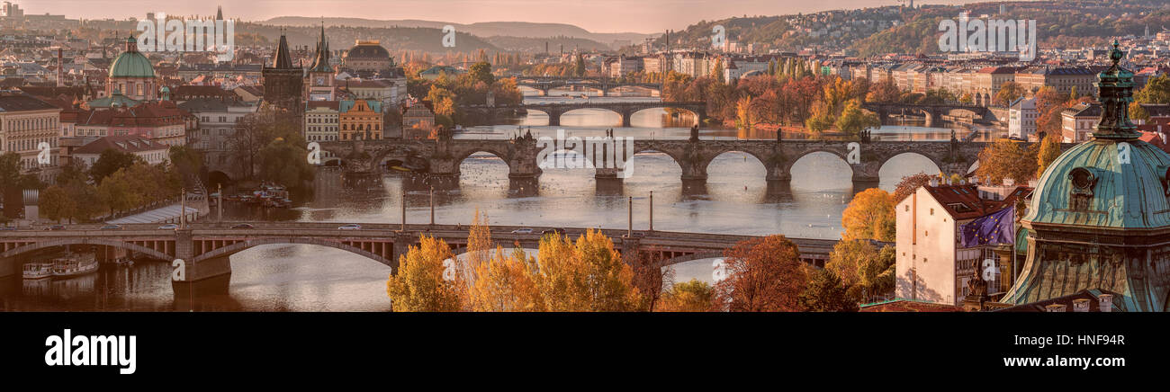 Panorama de Prague avec des ponts sur la rivière Vltava au début de l'automne matin, l'architecture historique, le pont Charles est le deuxième. Banque D'Images