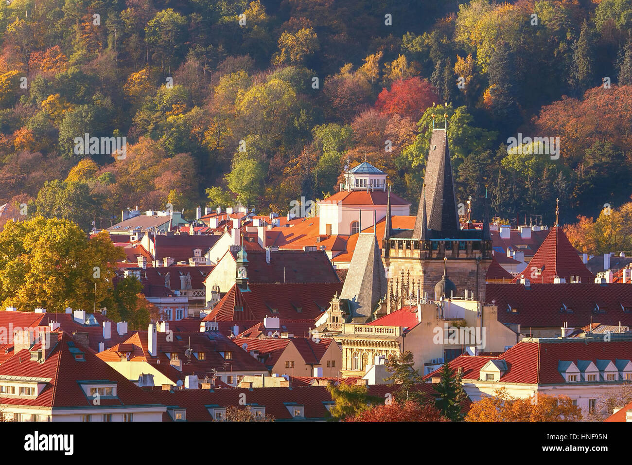 Les toits et les tours de Prague à Mala Strana avec la colline de Petrin, à l'architecture historique de Prague matin d'automne. Banque D'Images