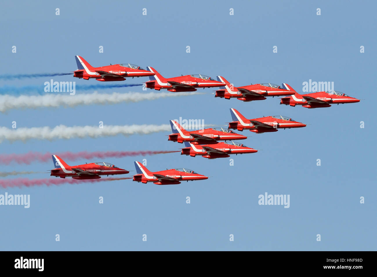 Les flèches rouges en provenance de l'arrière la foule au début d'un affichage pendant un meeting aérien de Duxford. Banque D'Images