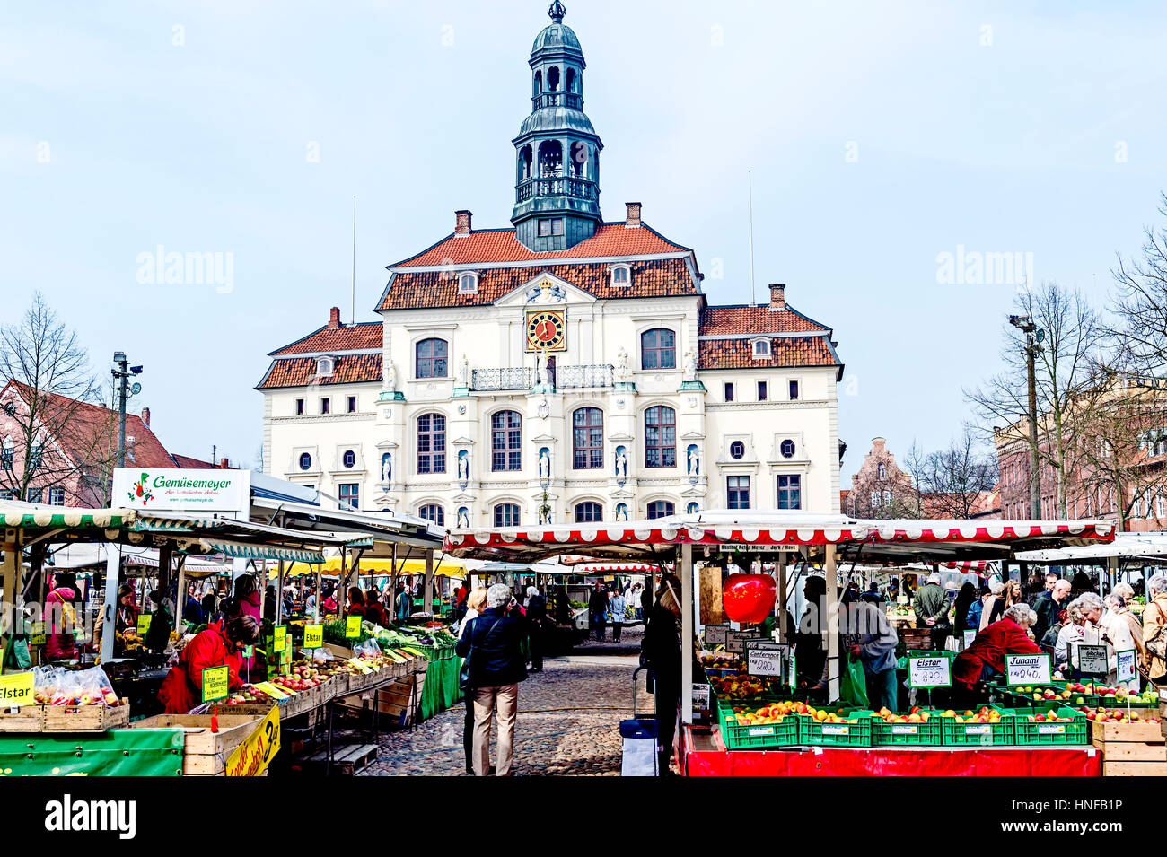 Lüneburg, Marktplatz mit Gemüseständen ; Lueneburg, la place du marché avec des stands Banque D'Images