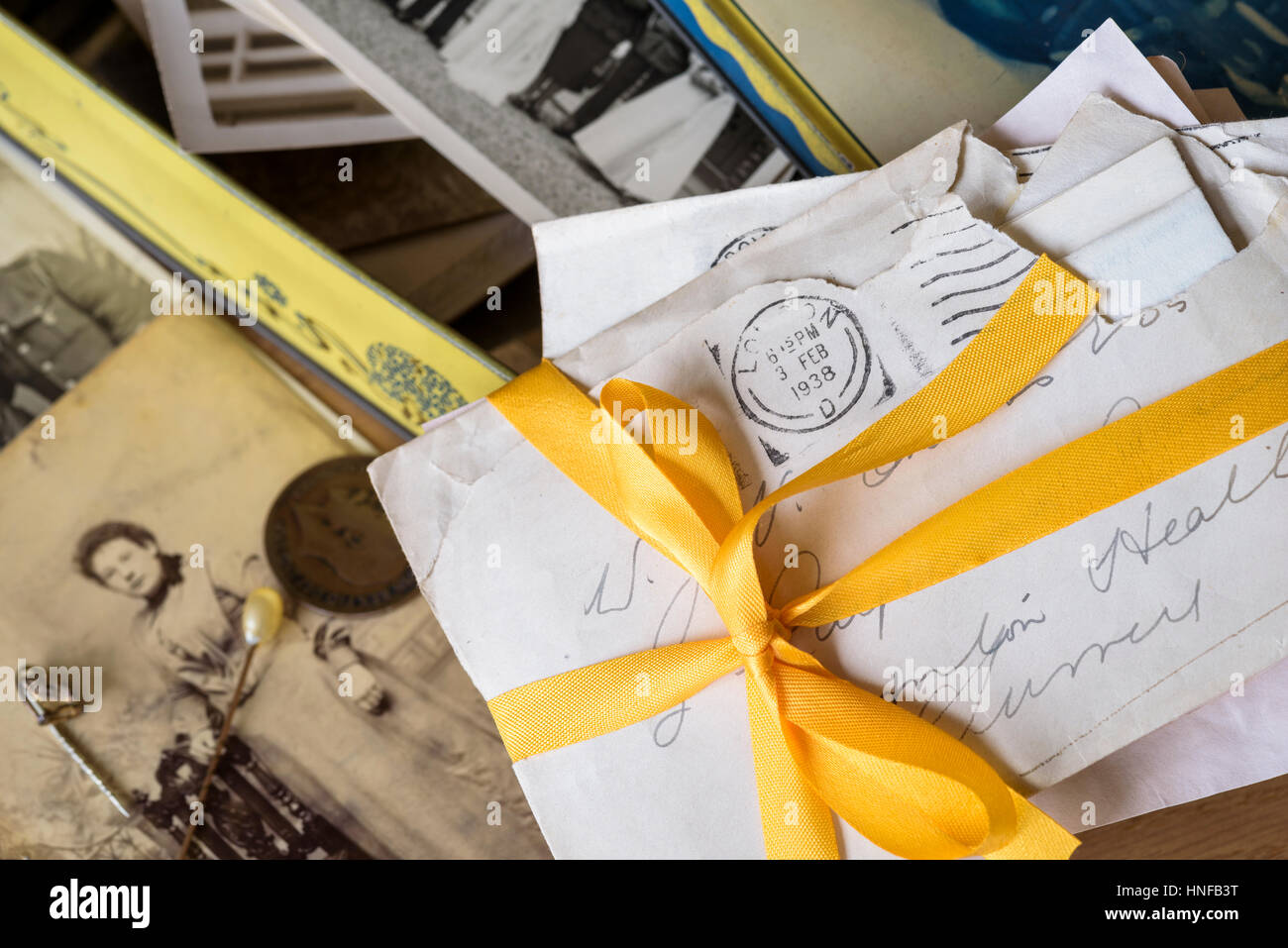 Vieilles lettres et photographies.souvenirs dans une vieille boîte. Banque D'Images