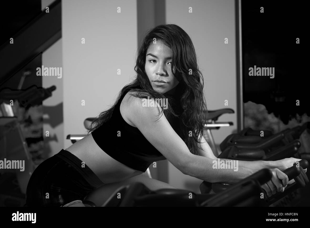 Portrait asian woman on bicycle in sport. Femme en bonne santé sur le vélo Banque D'Images