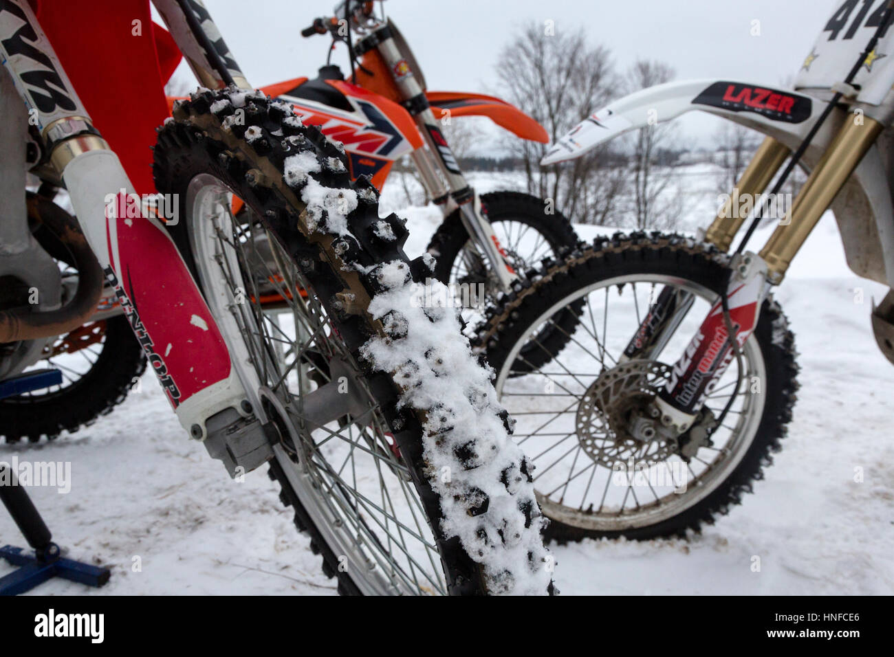 Les sportifs sur le sport moto passer le cap durant l'hiver des compétitions de motocross au cours de l'hiver 'fun' Festival à ouglitch, Russie Banque D'Images