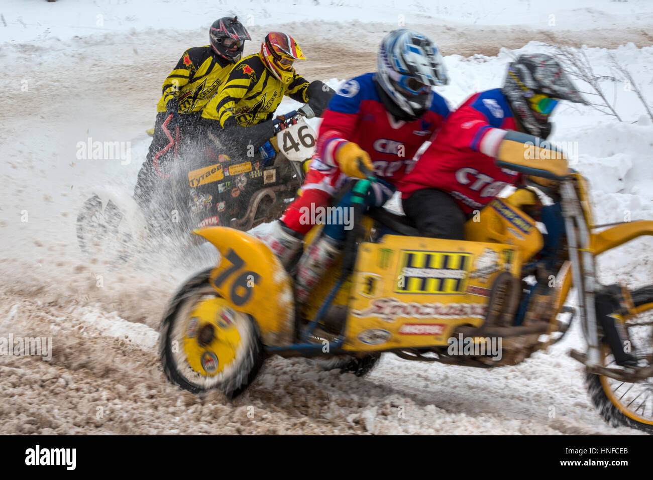 Les sportifs sur le sport moto passer le cap durant l'hiver des compétitions de motocross au cours de l'hiver 'fun' Festival à ouglitch, Russie Banque D'Images