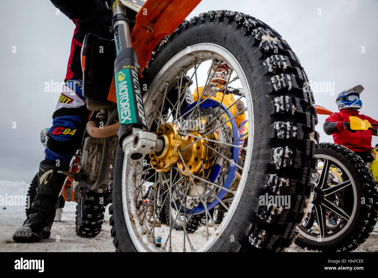 Les sportifs sur le sport moto passer le cap durant l'hiver des compétitions de motocross au cours de l'hiver 'fun' Festival à ouglitch, Russie Banque D'Images