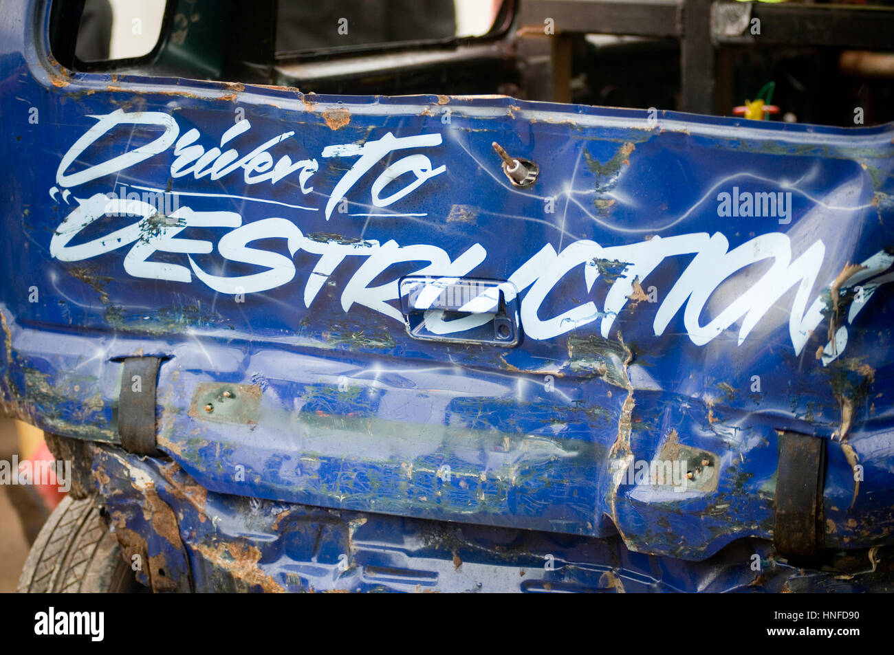 Banger racing course courses destruction derbys Derby de démolition ancienne assurance accidents de voitures crash plantage dent amochée smashed up smashing crashed Banque D'Images