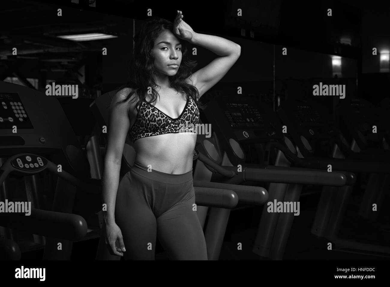 Fatigué asian woman in gym après entraînement noir et blanc couleur Banque D'Images