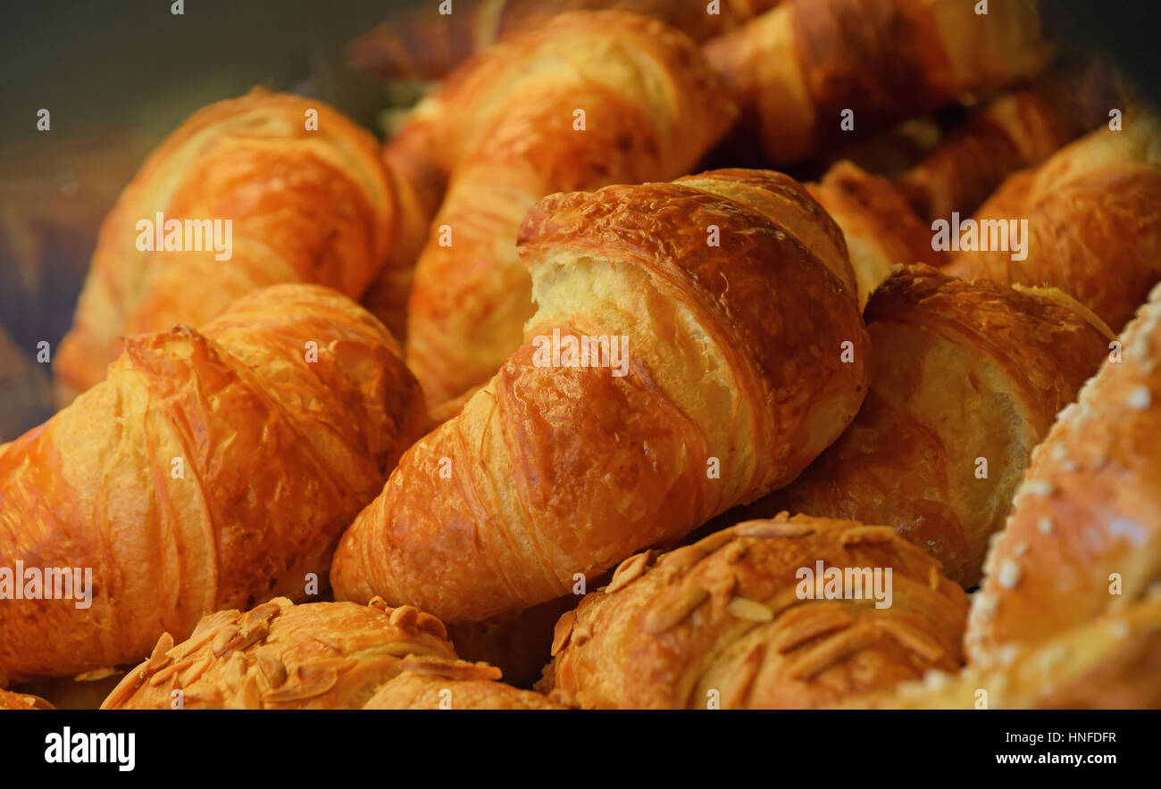 Des golden brown croissants français dans l'affichage de détail boulangerie, Close up, high angle view Banque D'Images