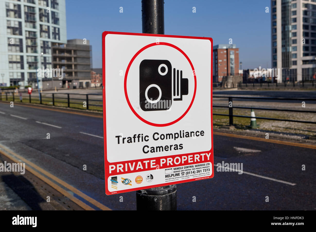 Des signes d'avertissement pour les caméras d'observation du trafic sur une propriété privée à Liverpool uk docklands Banque D'Images