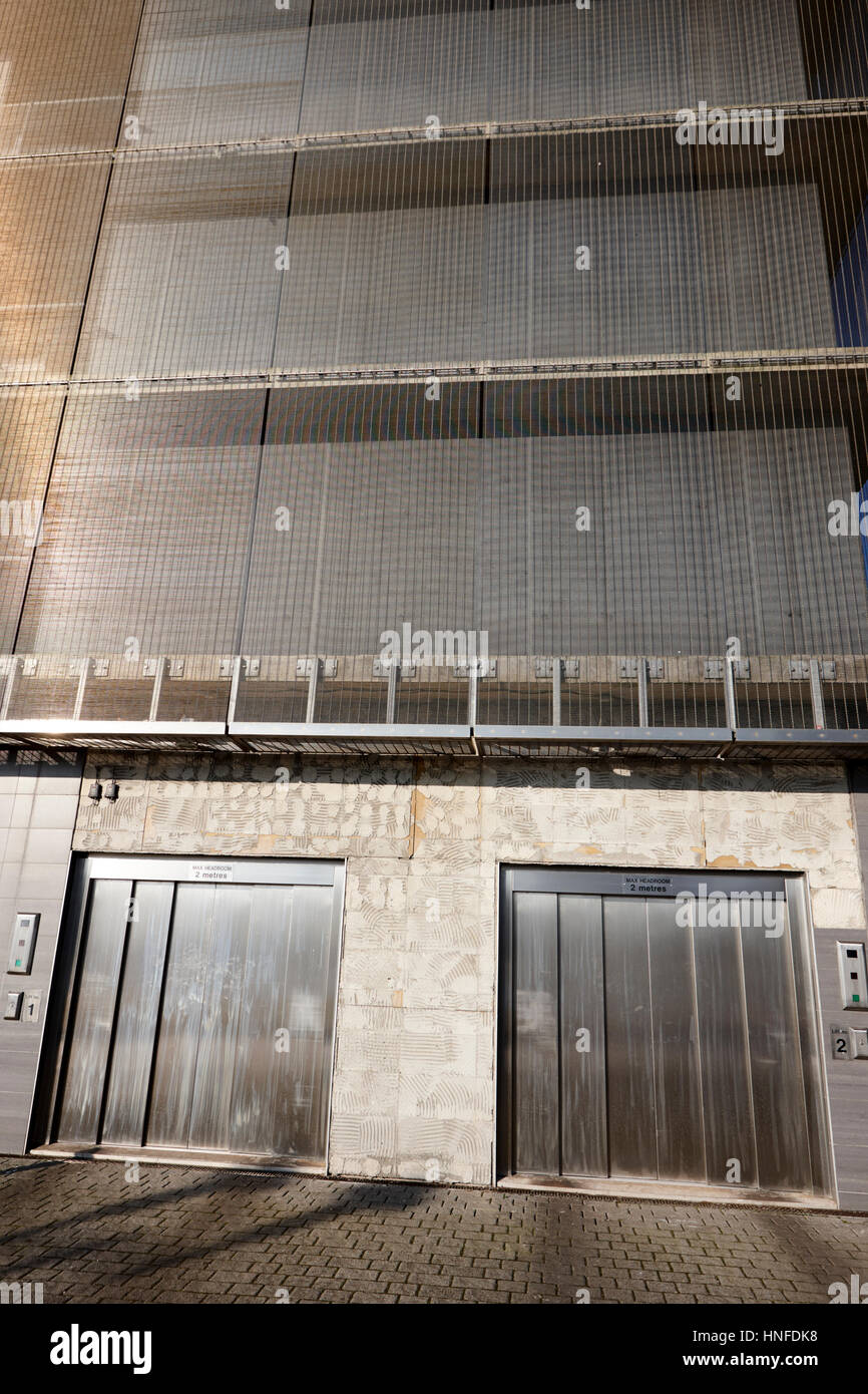 Location de véhicule dans un ascenseur parking automatique de plusieurs étages liverpool uk Banque D'Images