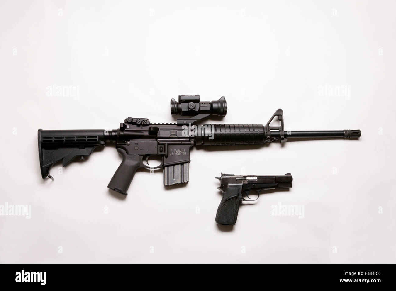 Smith & Wesson M&P15 Sport II et 9mm Browning Hi-Power Banque D'Images