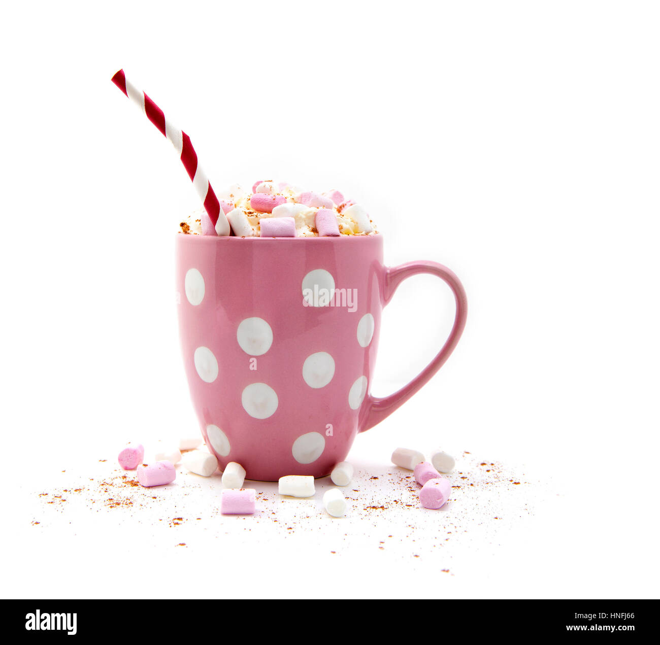 Chocolat chaud dans une tasse rose avec des guimauves et un rouge et blanc rayé paille sur fond blanc Banque D'Images