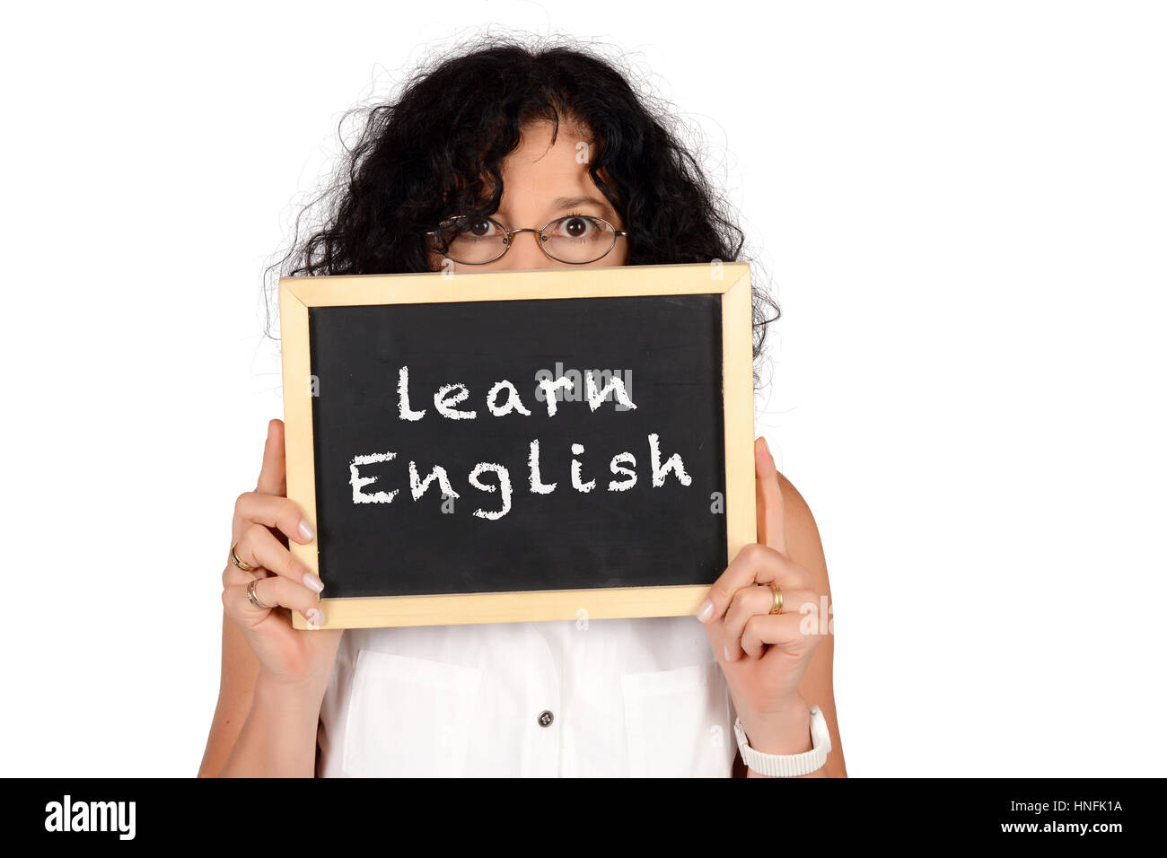 Portrait de l'école belle teacher holding tableau sur lequel un texte 'apprendre l'anglais'. Concept de l'éducation. Isolé sur fond blanc. Banque D'Images