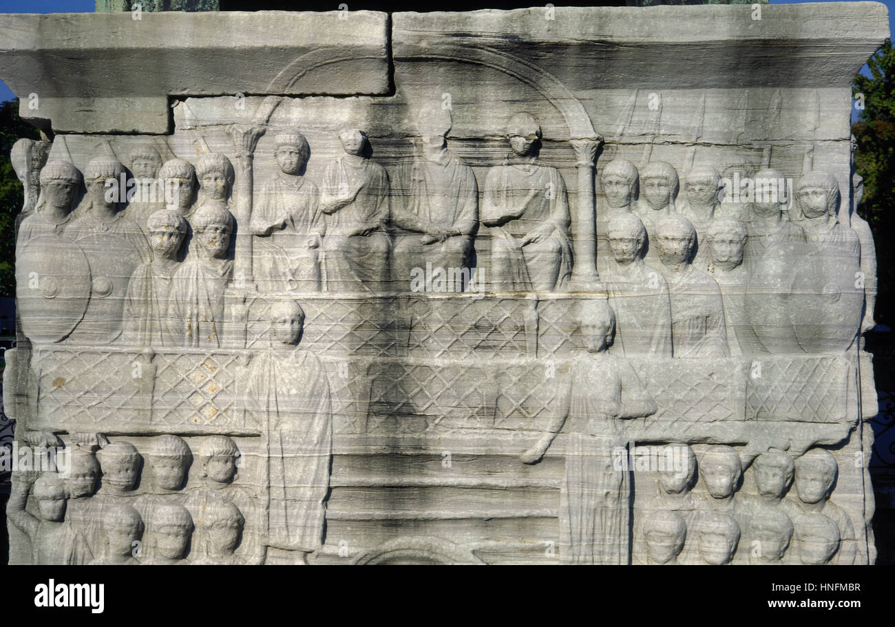 Obélisque de Théodose. Piédestal. Le soulagement. L'empereur et de sa cour (sud). 4ème ANNONCE de siècle. Ancien Hippodrome de Constantinople. Istanbul, Turquie. Banque D'Images