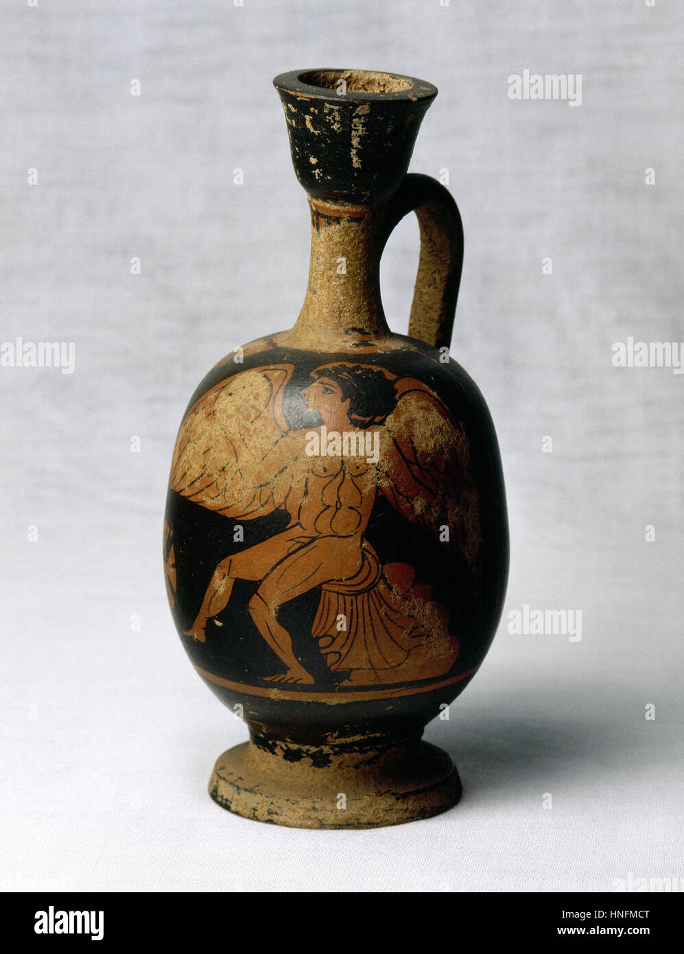 Aribalesque lekythos. Décorées avec l'Ange de la mort. En verni noir. 4ème siècle avant J.-C.. De Taranto, Italie. Musée du Parfum. Barcelone. L'Espagne. Banque D'Images