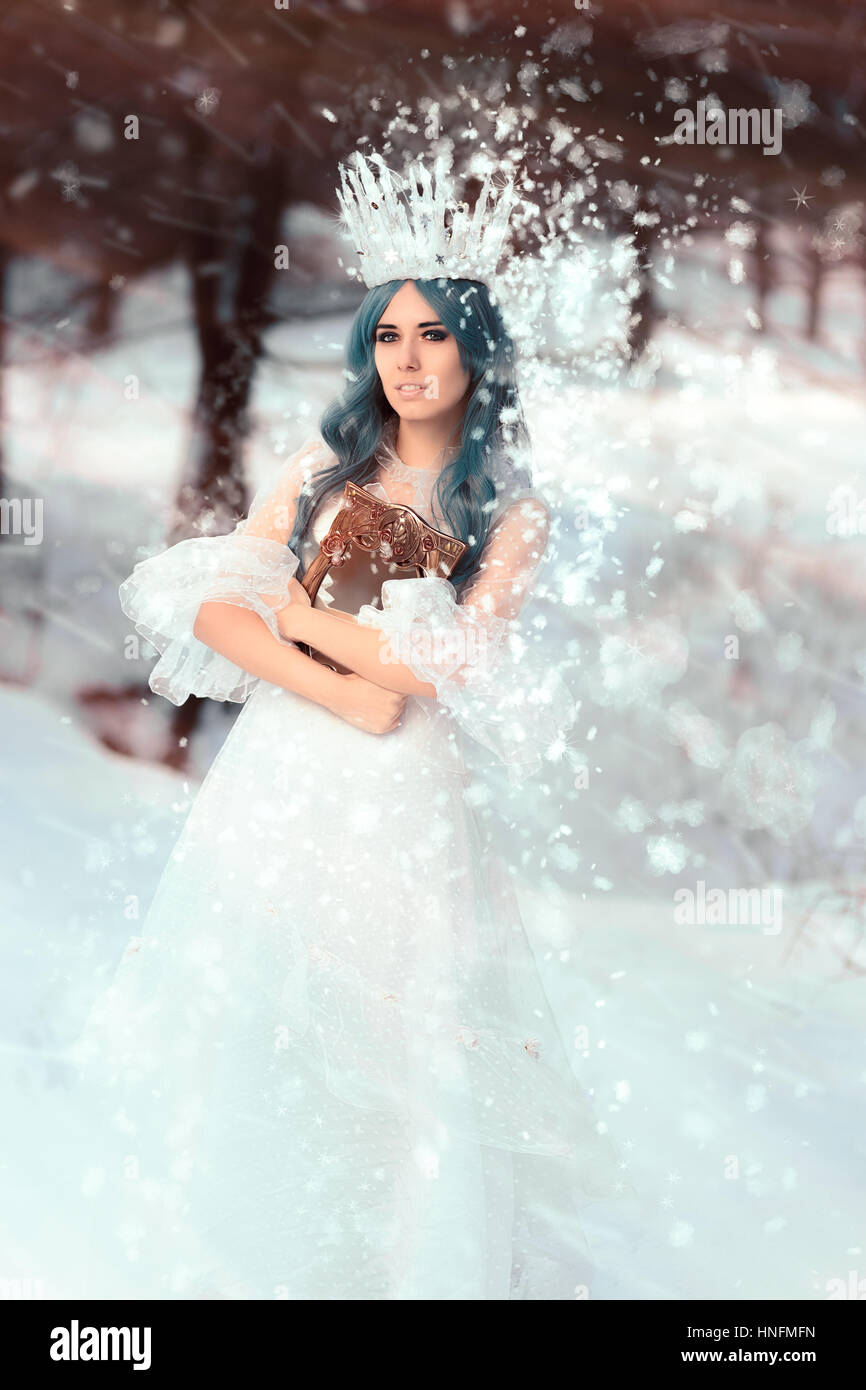 Snow Queen Holding Mirror en hiver Fantasy Banque D'Images