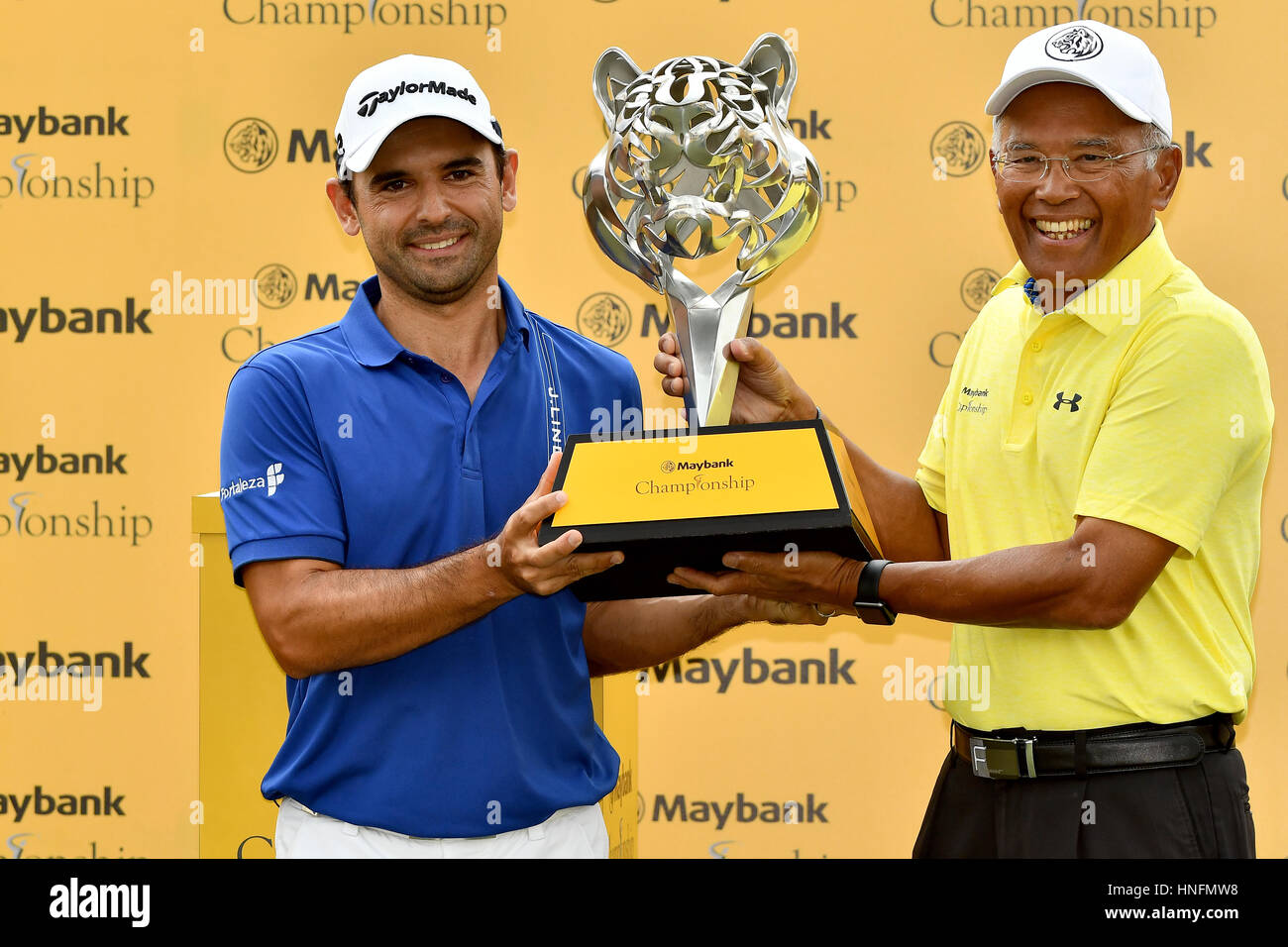 KUALA LUMPUR, MALAISIE - 12 février : Fabrizio Zanotti du Paraguay posent avec le trophée après avoir remporté le Championnat du Portugal : Madère Malaisie au Saujana Golf and Country Club le 12 février 2017 à Kuala Lumpur, Malaisie. Credit : NI AZMI OTHMAN/Alamy Live News Banque D'Images