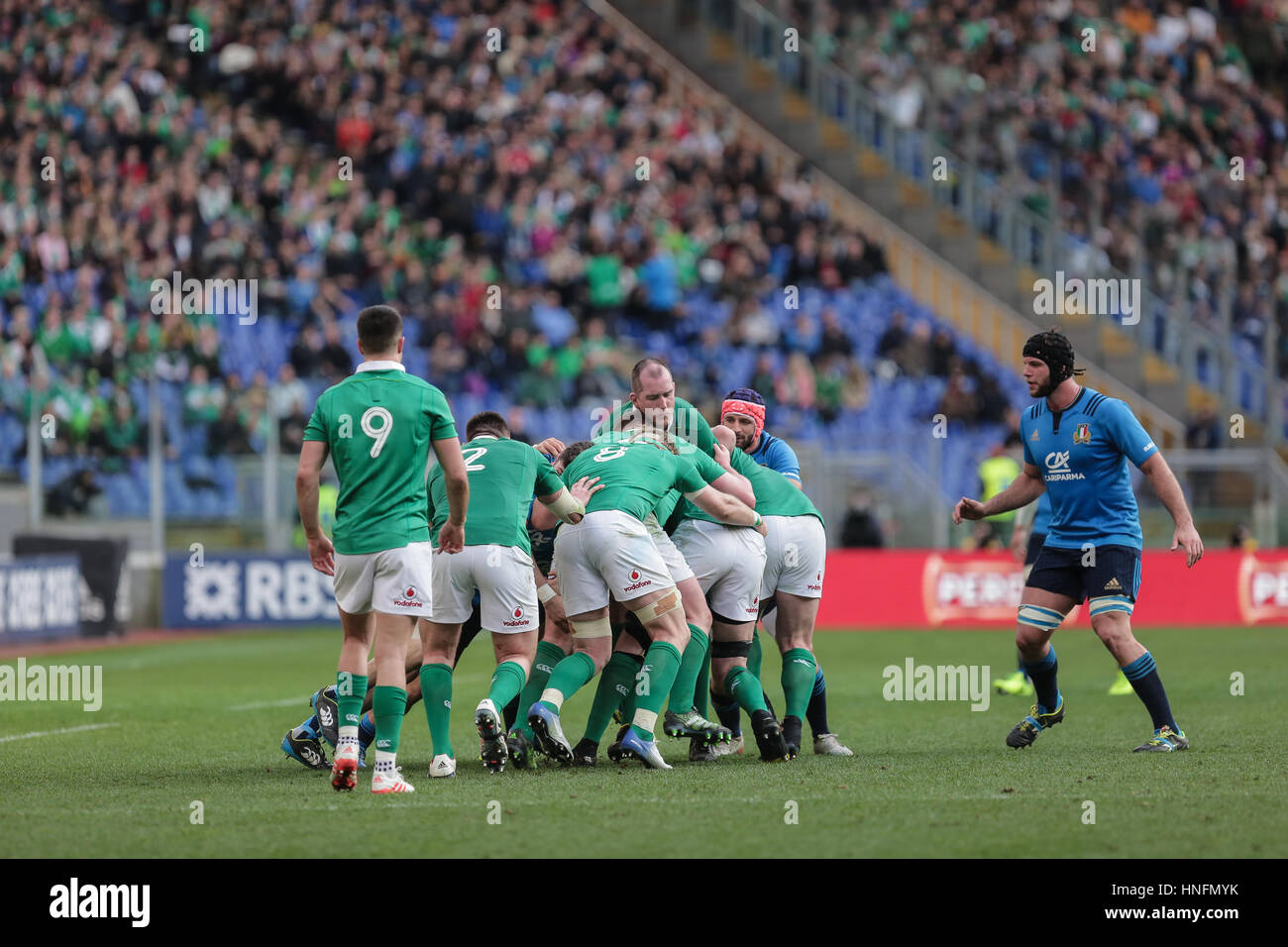 Rome, Italie.11 février 2017. Après une touche l'Irlande repousse l'Italie avec un maul lors du match de RBS 6 Nations©Massimiliano Carnabuci/Alamy news Banque D'Images