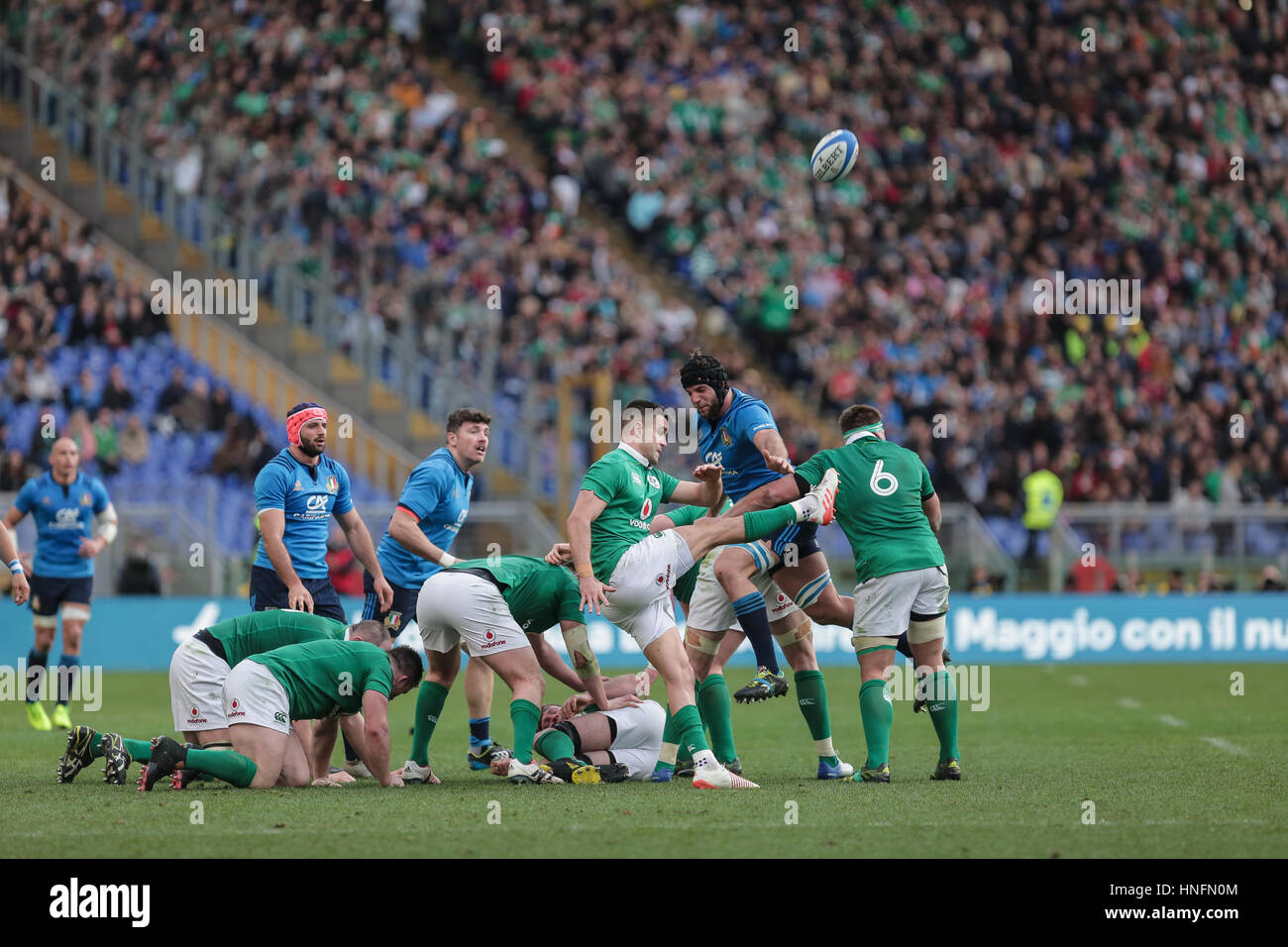 Rome, Italie.11 Février 2017.L'Irlande est demi de mêlée Conor Murray efface la pression avec un coup de pied dans le match contre l'Italie au Tournoi RBS des 6 Nations©Massimiliano Carnabuci/Alamy news Banque D'Images