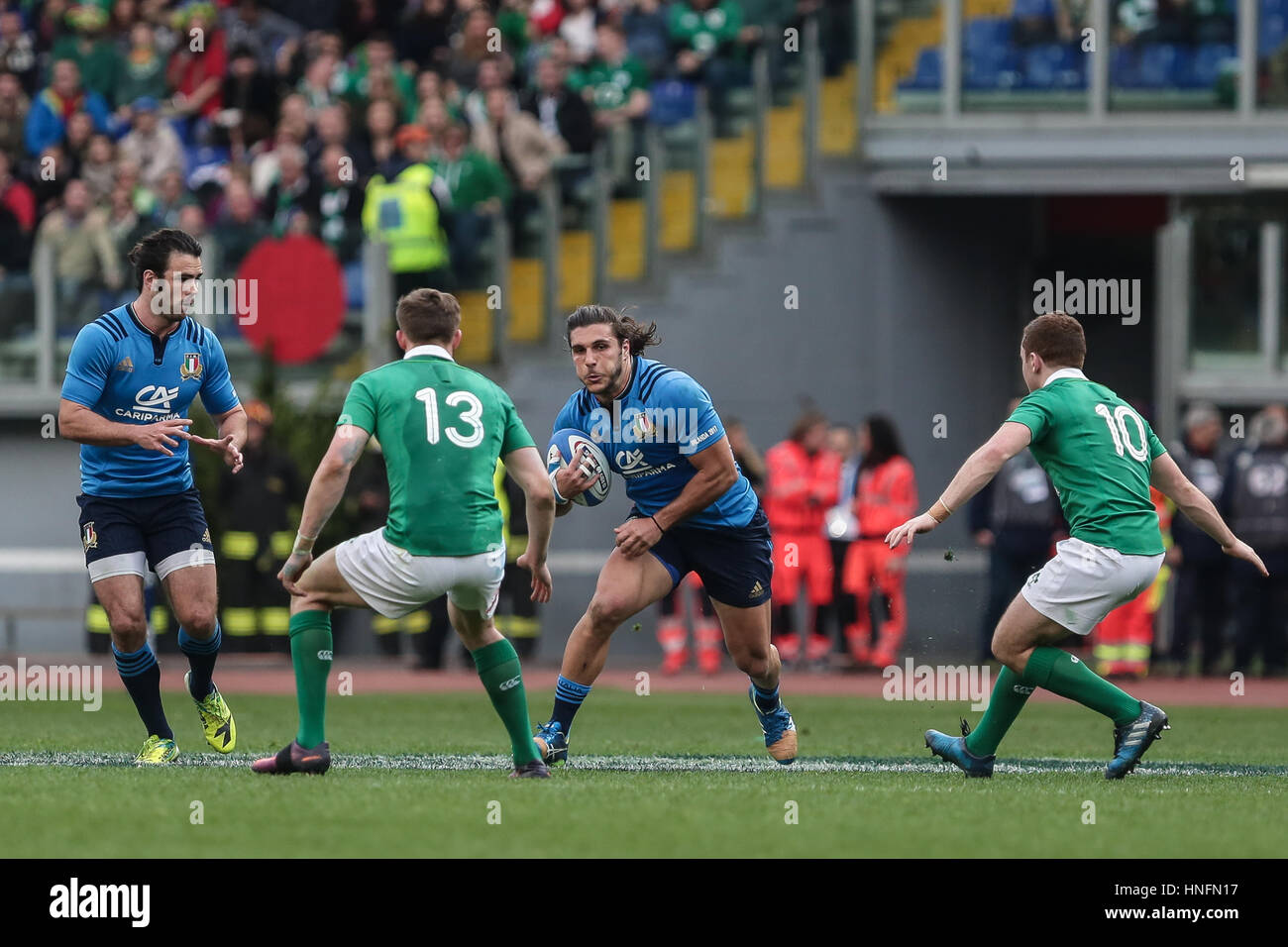Rome, Italie.11 février 2017. L'aile d'Italie Badia Nuova,Venditti tente de trouver un trou dans la défense de l'Irlande dans le RBS 6 Nations©Massimiliano Carnabuci/Alamy news Banque D'Images