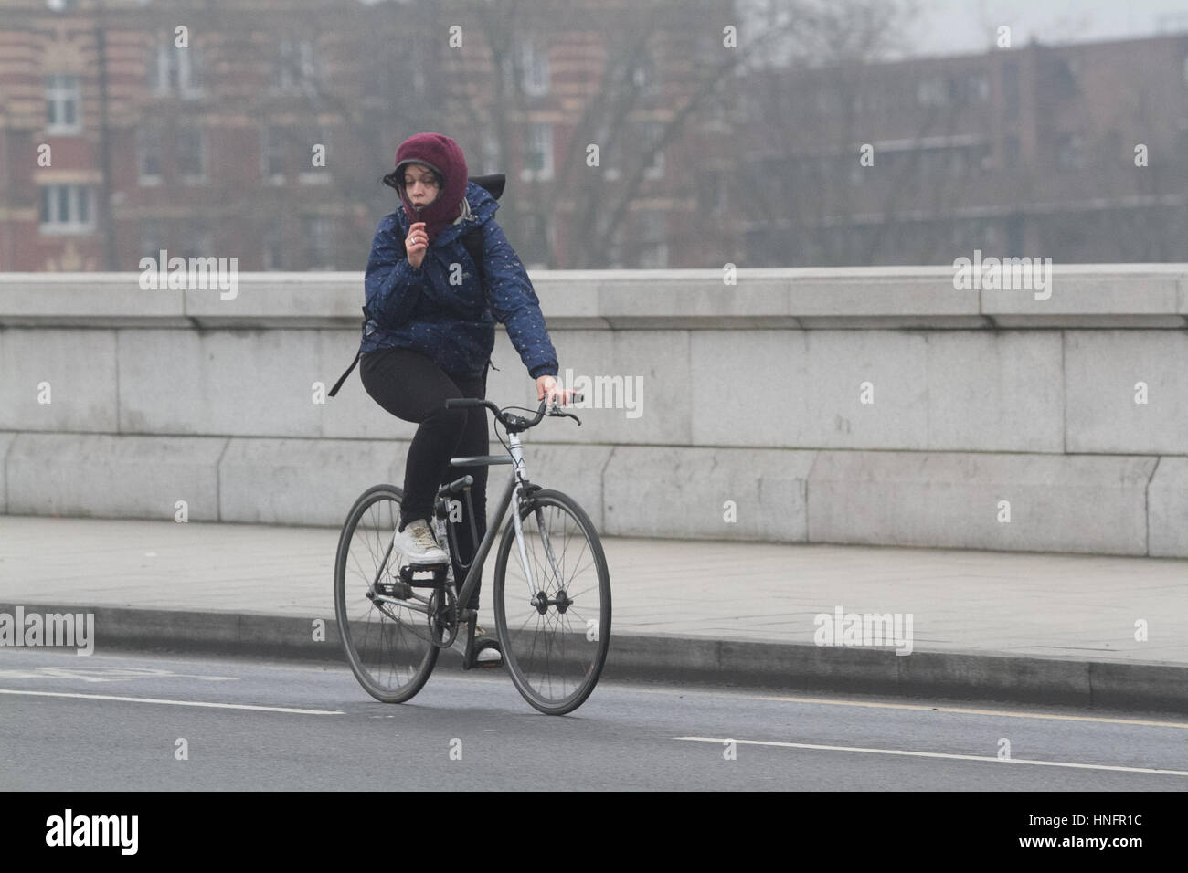 Londres, Royaume-Uni. 12 Février, 2017. Les piétons braver les températures de gel sur Putney bridge Londres par un froid dimanche Crédit : amer ghazzal/Alamy Live News Banque D'Images