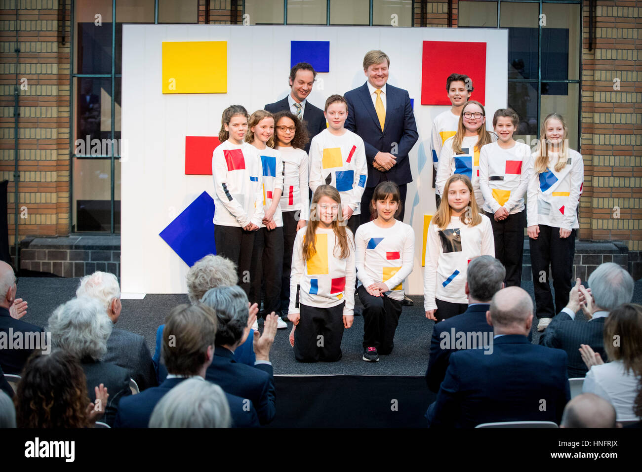 La Haye, aux Pays-Bas. Feb 11, 2017. Le roi Willem-Alexander des Pays-Bas s'ouvre l'exposition Pieter Mondriaan et Bart van der Leck dans le Gemeentemuseum de La Haye, Pays-Bas, 11 février 2017. Photo : Patrick van Katwijk - AUCUN FIL SERVICE - - - POINT DE VUE - Photo : Patrick van Katwijk/Dutch Photo Presse/dpa/Alamy Live News Banque D'Images