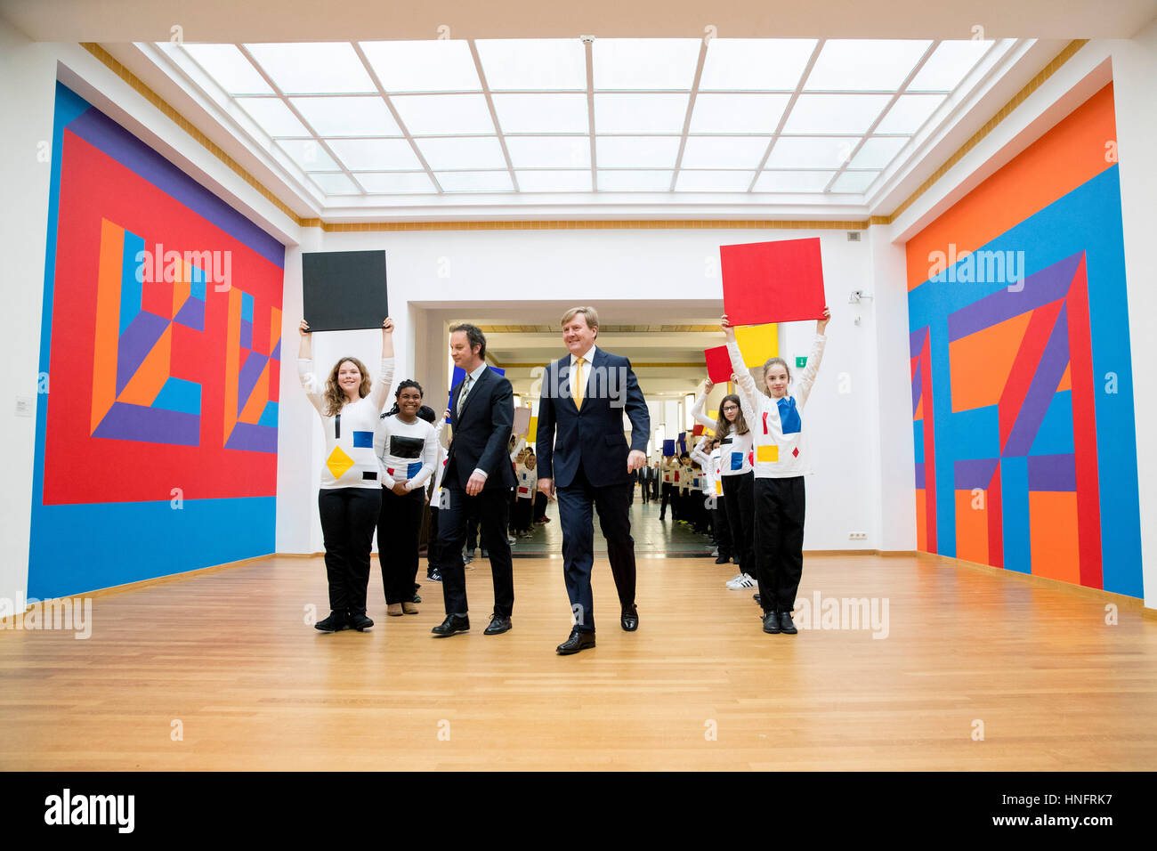 La Haye, aux Pays-Bas. Feb 11, 2017. Le roi Willem-Alexander des Pays-Bas s'ouvre l'exposition Pieter Mondriaan et Bart van der Leck dans le Gemeentemuseum de La Haye, Pays-Bas, 11 février 2017. Photo : Patrick van Katwijk - AUCUN FIL SERVICE - - - POINT DE VUE - Photo : Patrick van Katwijk/Dutch Photo Presse/dpa/Alamy Live News Banque D'Images