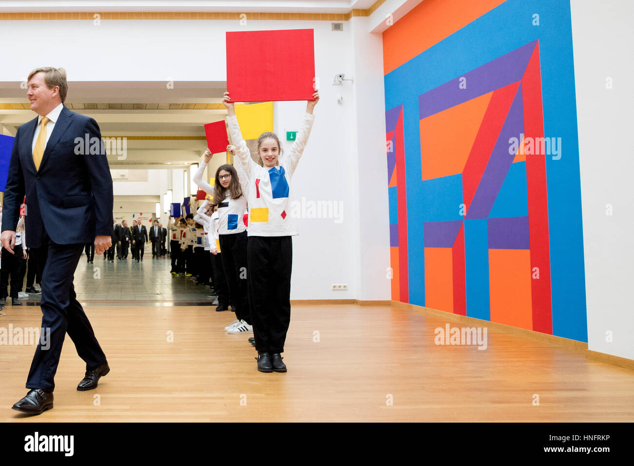 La Haye, aux Pays-Bas. Feb 11, 2017. Le roi Willem-Alexander des Pays-Bas s'ouvre l'exposition Pieter Mondriaan et Bart van der Leck dans le Gemeentemuseum de La Haye, Pays-Bas, 11 février 2017. Photo : Patrick van Katwijk - AUCUN FIL SERVICE - - - POINT DE VUE - Photo : Patrick van Katwijk/Dutch Photo Presse/dpa/Alamy Live News Banque D'Images