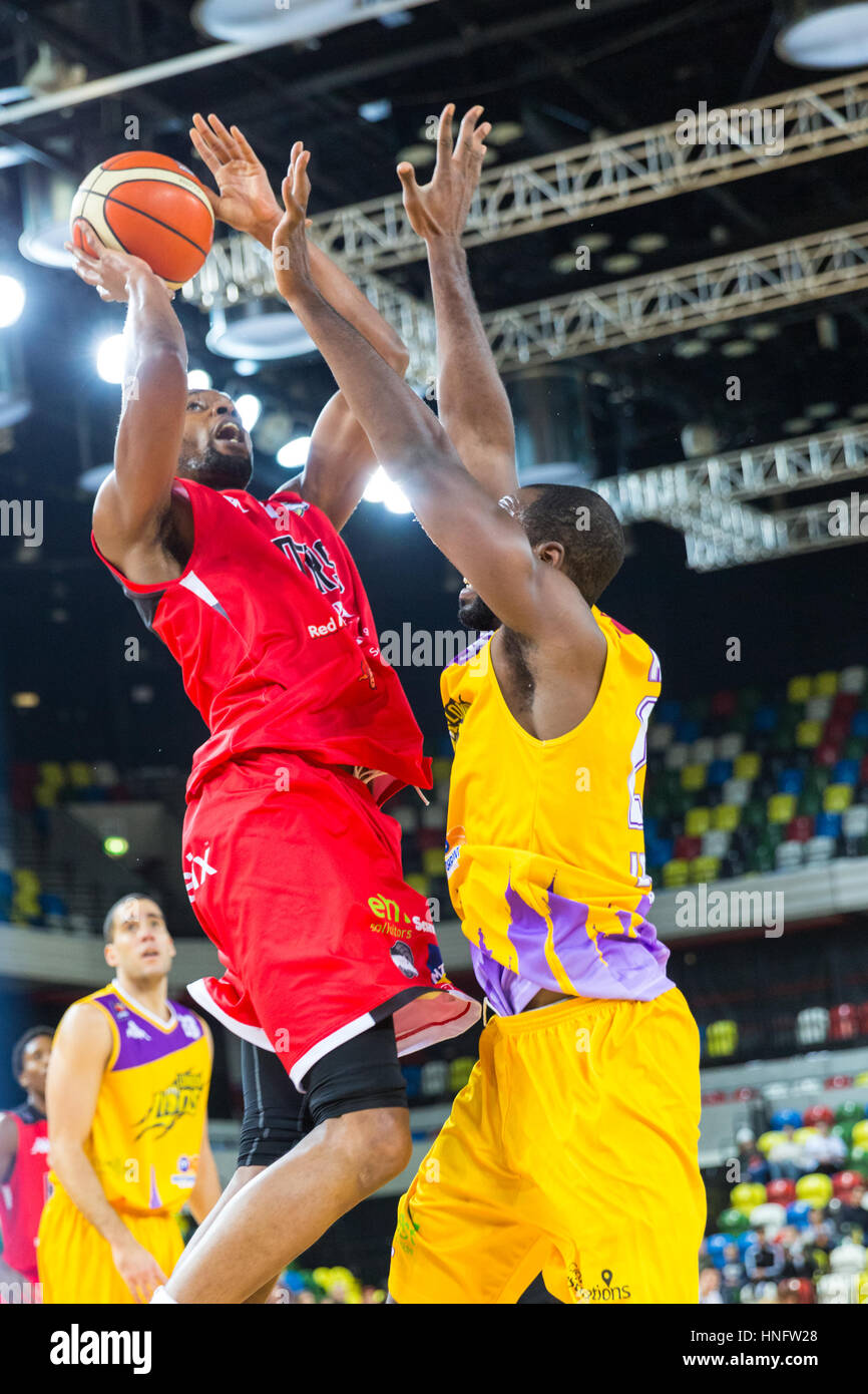 Boîte de cuivre, Londres, 12 février 2017. Les tensions exacerbées dans le BBL match de basket-ball entre l'équipe d'accueil Lions Londres et actuel leader Leicester Riders. Riders win 84-80.Credit : Imageplotter News et Sports/Alamy Live News Banque D'Images