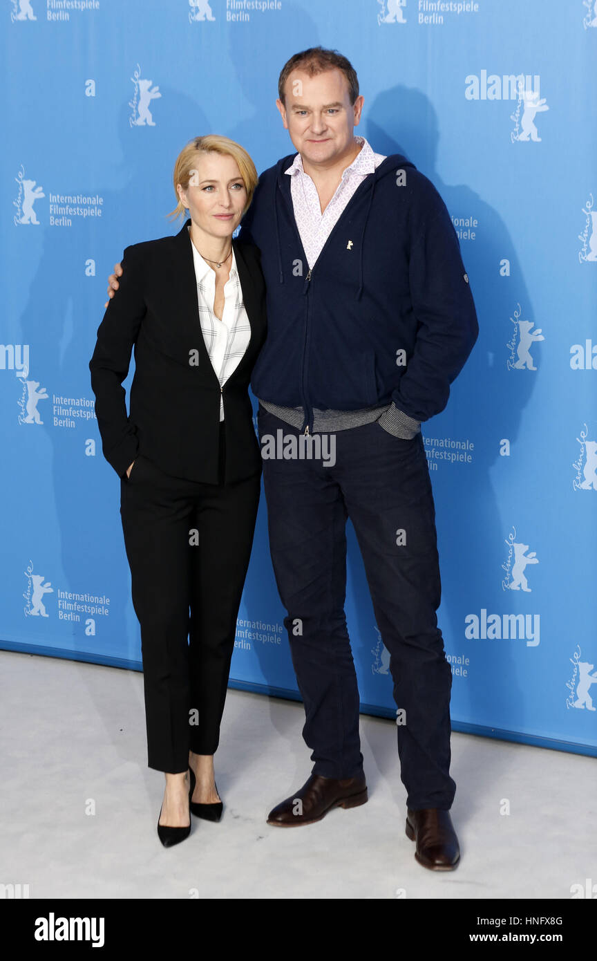 Berlin, Allemagne. 12 Février, 2017. Gillian Anderson et Hugh Bonneville au cours de la 'chambre' photocall du vice-roi à la 67ème Festival International du Film de Berlin/Berlinale 2017 le 12 février 2017 à Berlin, Allemagne. Utilisation dans le monde entier | Credit : dpa/Alamy Live News Banque D'Images