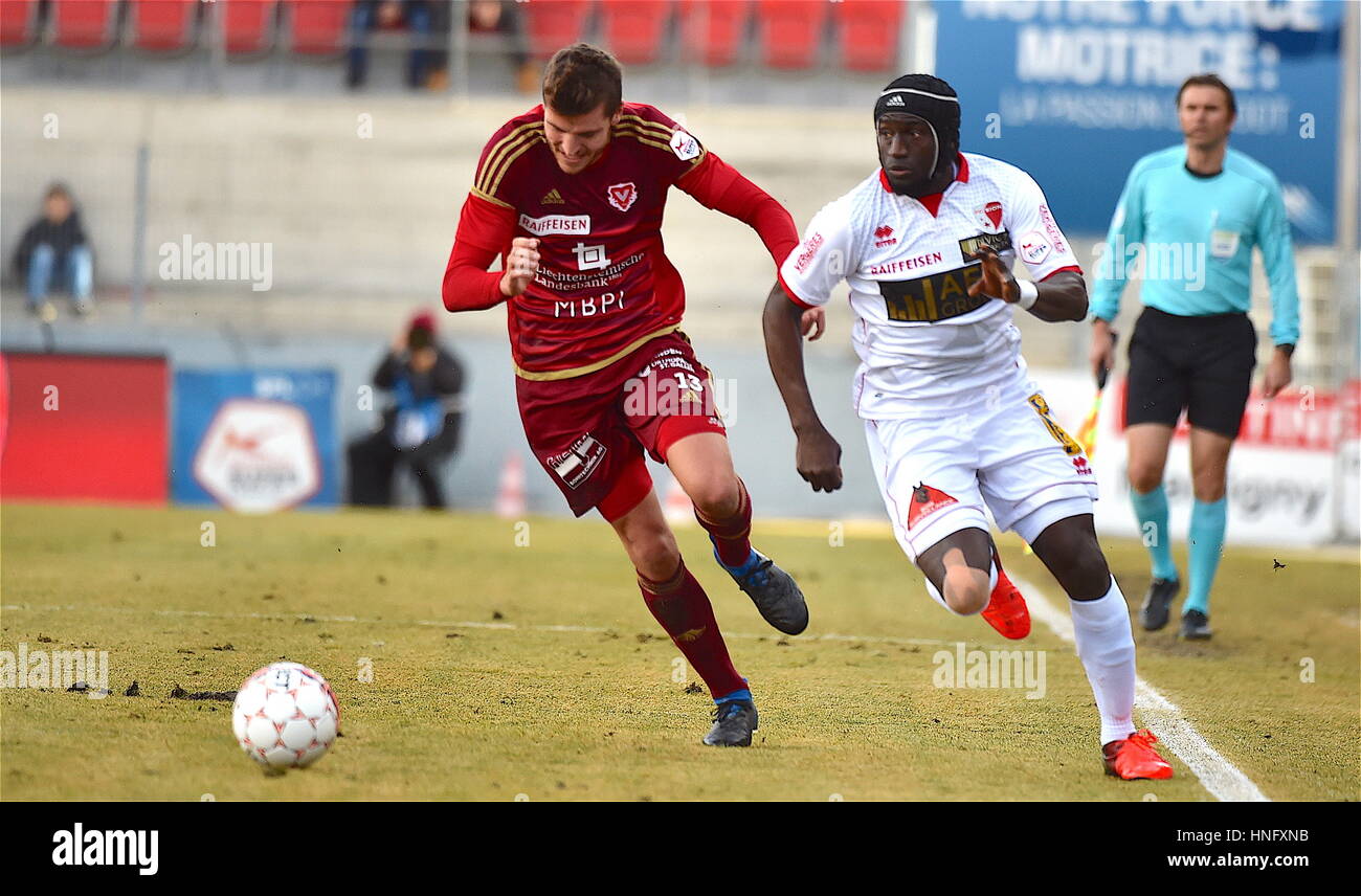 Sion, Suisse. 12 Février, 2017. Sion, 12.02.2017 - Raiffeisen Football Super League, le FC Sion - FC Vaduz, Jagne Pa Modou (FC Sion 17) duel avec Pascal Schurpf (FC Vaduz 13) Photo : Cronos/Frédéric Dubuis Crédit : Cronos Foto/Alamy Live News Banque D'Images