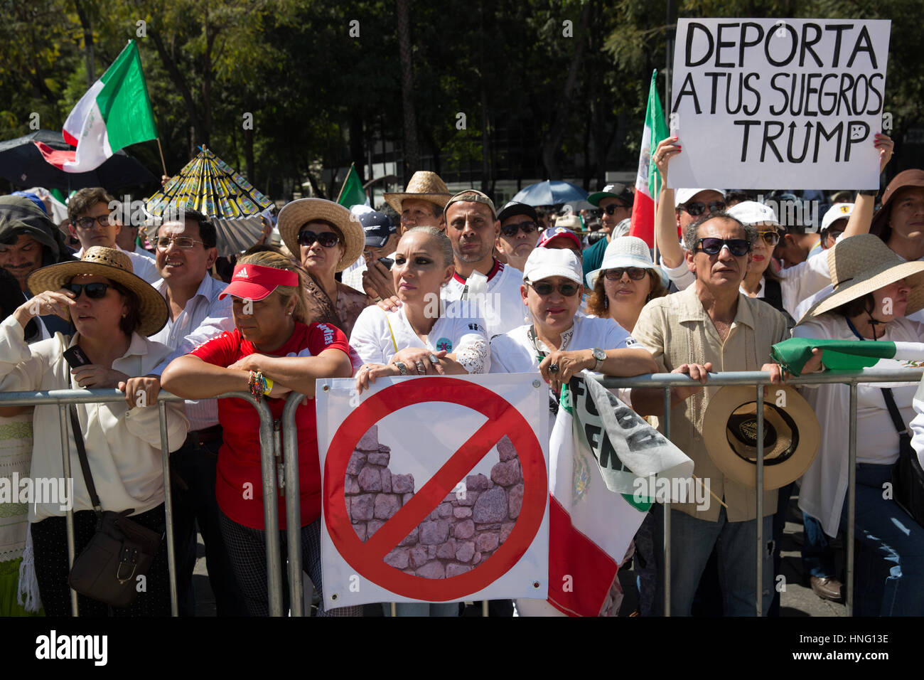 La ville de Mexico, Mexique. 12 février 2017. Des milliers tenir signes contre le président américain, l'atout de Donald Trump lors d'une marche dans la ville de Mexico, Mexique le 12 février 2017. Credit : Benedicte Desrus/Alamy Live News Banque D'Images