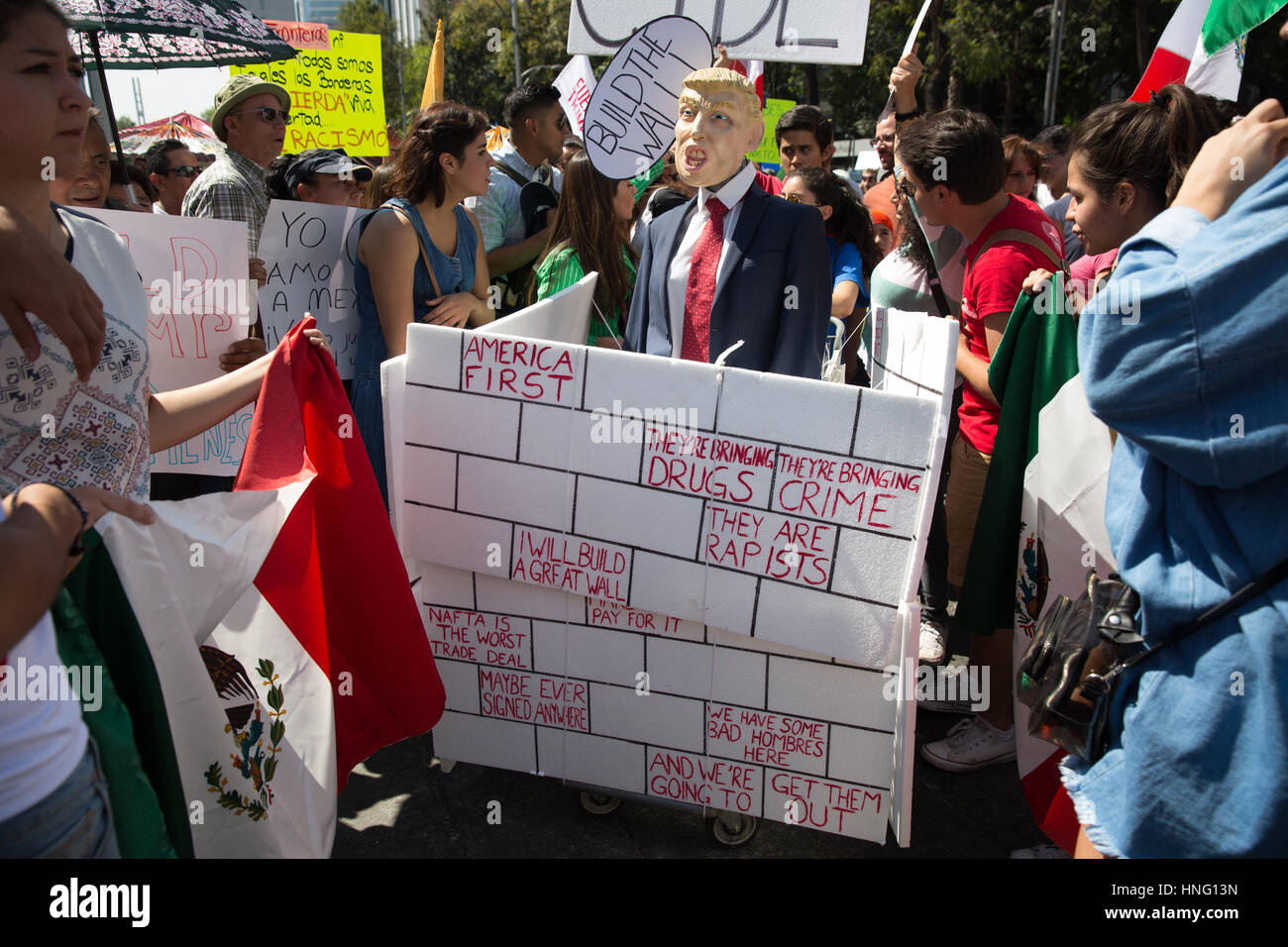 La ville de Mexico, Mexique. 12 février 2017. Des milliers tenir signes contre le président américain, l'atout de Donald Trump lors d'une marche dans la ville de Mexico, Mexique le 12 février 2017. Credit : Benedicte Desrus/Alamy Live News Banque D'Images