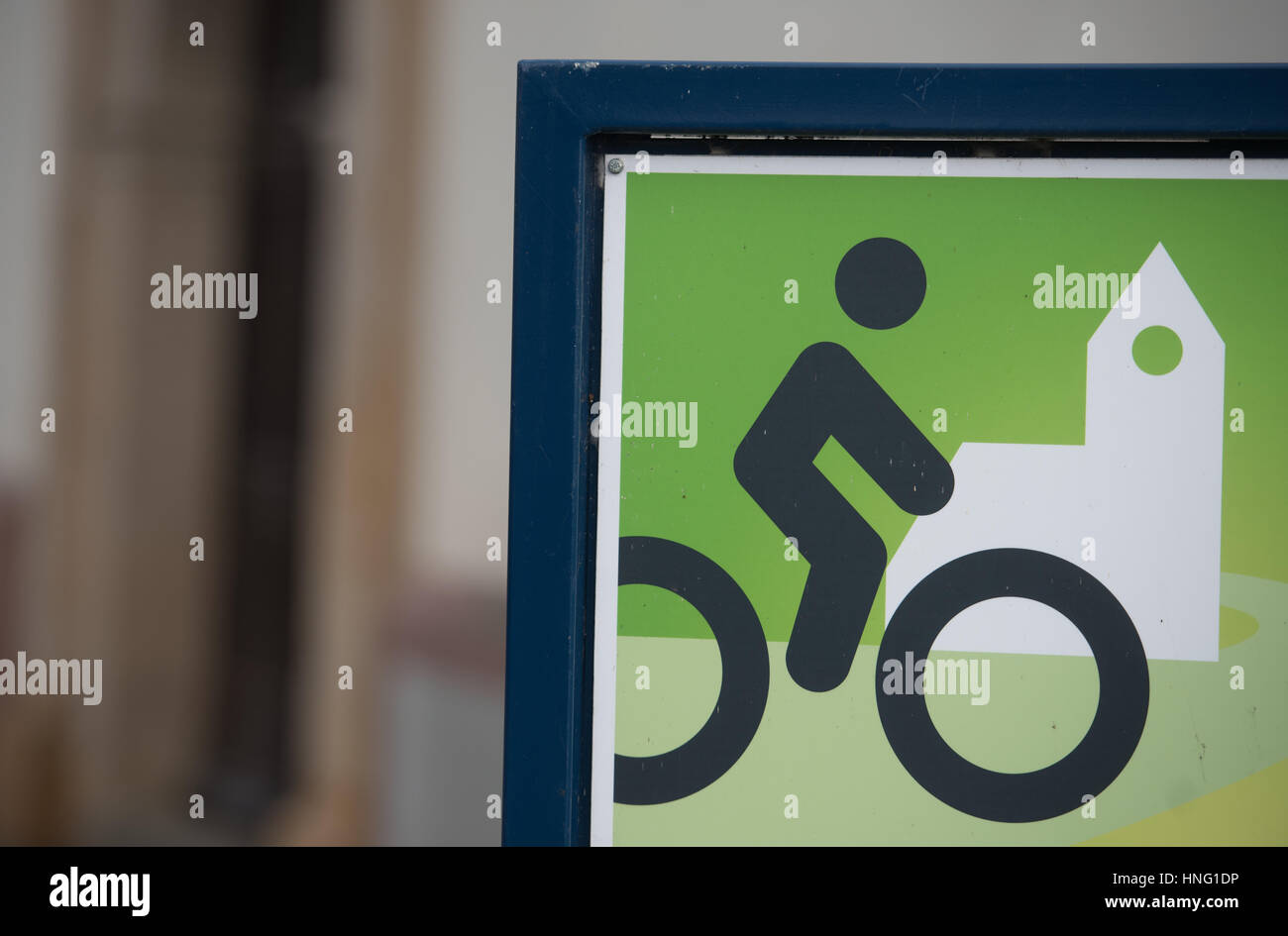 Gommersheim, Deutschland. 09Th Feb 2017. Hinweisschild Das zeichnet die Protestantische Kirche am 08.02.2017 in Gommersheim (Rheinland-Pfalz) Radwegekirche als aus. Vom 1. Un ami, unique Radwegekirche in der Pfalz für Radfahrer offen stehen. (Zu dpa "Vom Fahrradsattel Kirchenbank Radwegekirche auf die : öffnet wieder" vom 13.02.2017) Photo : Andreas Arnold/apd /afp/Alamy Live News Banque D'Images