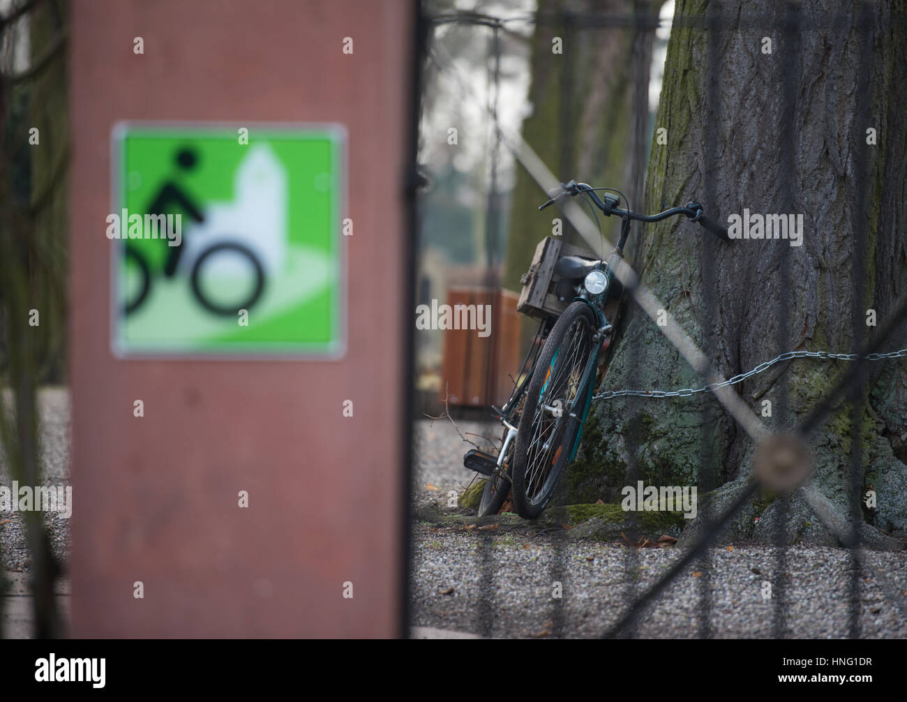 Ein Fahrrad lehnt auf dem Gelände der protestantischen Kirche am 08.02.2017 in Gommersheim (Rheinland-Pfalz) une einem Baum. Im Vordergrund zur Radwegekirche Hinweisschild ist das zu sehen. Vom 1. Un ami, unique Radwegekirche in der Pfalz für Radfahrer offen stehen. (Zu dpa "Vom Fahrradsattel Kirchenbank Radwegekirche auf die : öffnet wieder" vom 13.02.2017) Photo : Andreas Arnold/dpa  + + +(c) afp - Bildfunk + + + Banque D'Images
