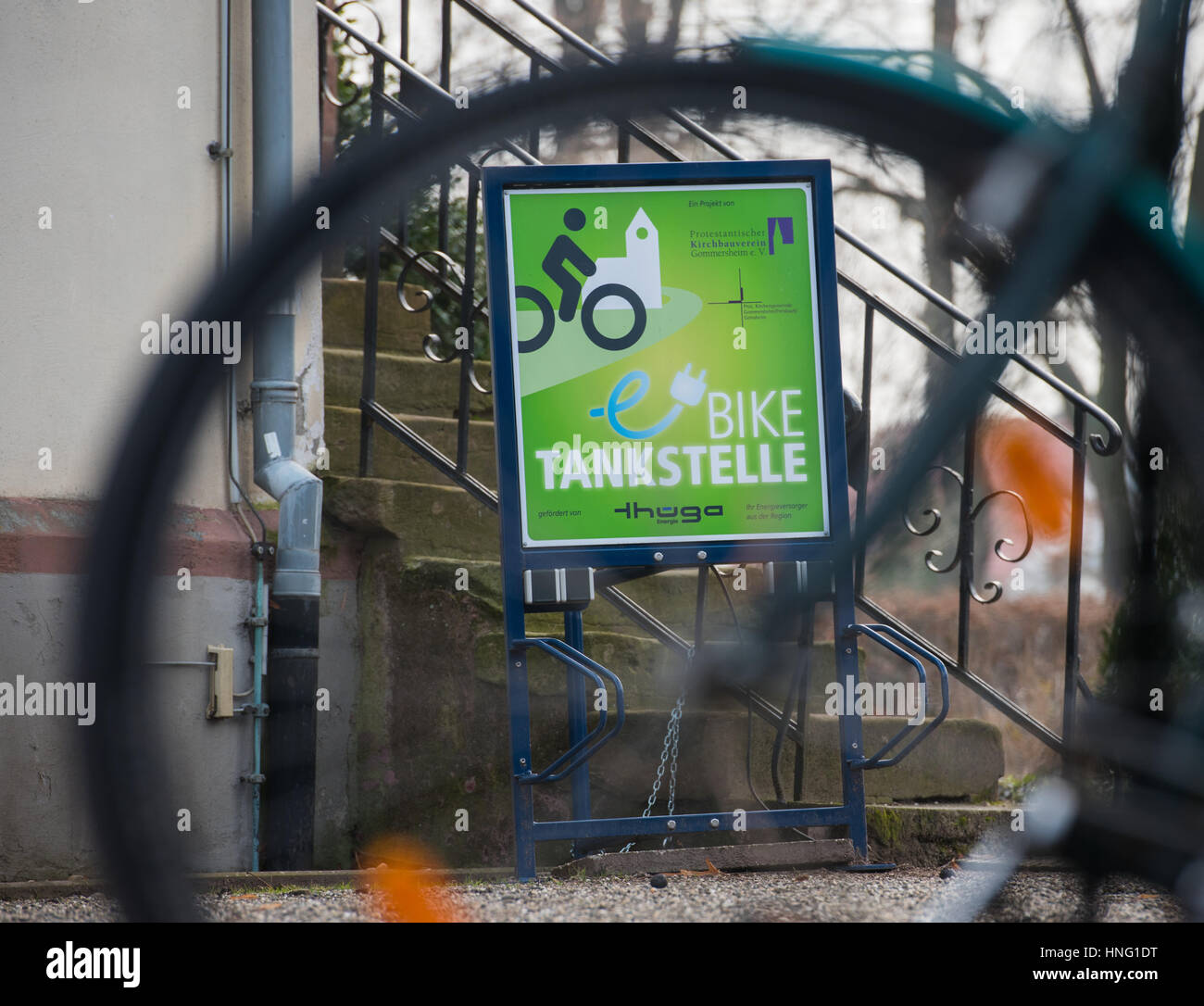 Hinweisschild Radwegekirche wurde das zur durch das von Fahrrades Vorderrad am 08.02.2017 in Gommersheim (Rheinland-Pfalz) fotografiert. Vom 1. Un ami, unique Radwegekirche in der Pfalz, Die protestantische Kirche Gommersheim, für Radfahrer offen stehen. (Zu dpa "Vom Fahrradsattel Kirchenbank Radwegekirche auf die : öffnet wieder" vom 13.02.2017) Photo : Andreas Arnold/dpa  + + +(c) afp - Bildfunk + + + Banque D'Images