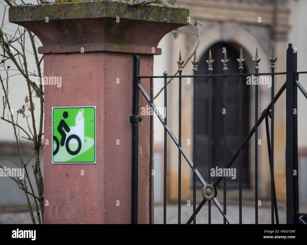Hinweisschild Das im Vordergrund kennzeichnet die Protestantische Kirche am 08.02.2017 in Gommersheim (Rheinland-Pfalz) Radwegekirche als aus. Vom 1. Un ami, unique Radwegekirche in der Pfalz für Radfahrer offen stehen. (Zu dpa "Vom Fahrradsattel Kirchenbank Radwegekirche auf die : öffnet wieder" vom 13.02.2017) Photo : Andreas Arnold/dpa  + + +(c) afp - Bildfunk + + + Banque D'Images