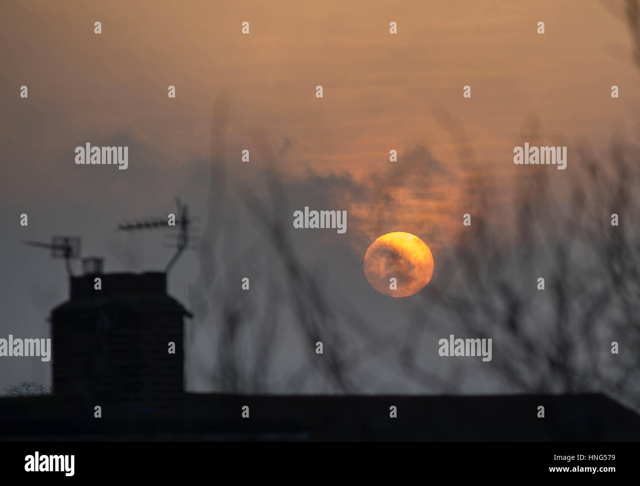 Wimbledon, Londres, Royaume-Uni. 13 février 2017. Après un week-end gris et froid, le soleil émerge enfin des nuages à l'heure de pointe le lundi matin sur les toits du sud-ouest de Londres. Crédit: Malcolm Park éditorial/Alamy Live News Banque D'Images