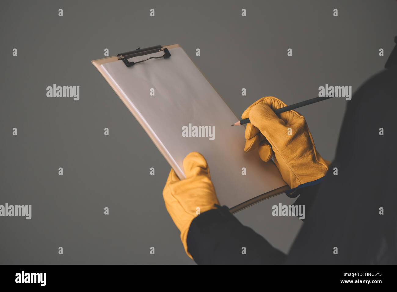 La construction, l'élaboration, la construction et l'architecture concept - ingénieur écrit dans le bloc-notes, Close up of hands dans gants de protection, le papier vierge que copier Banque D'Images