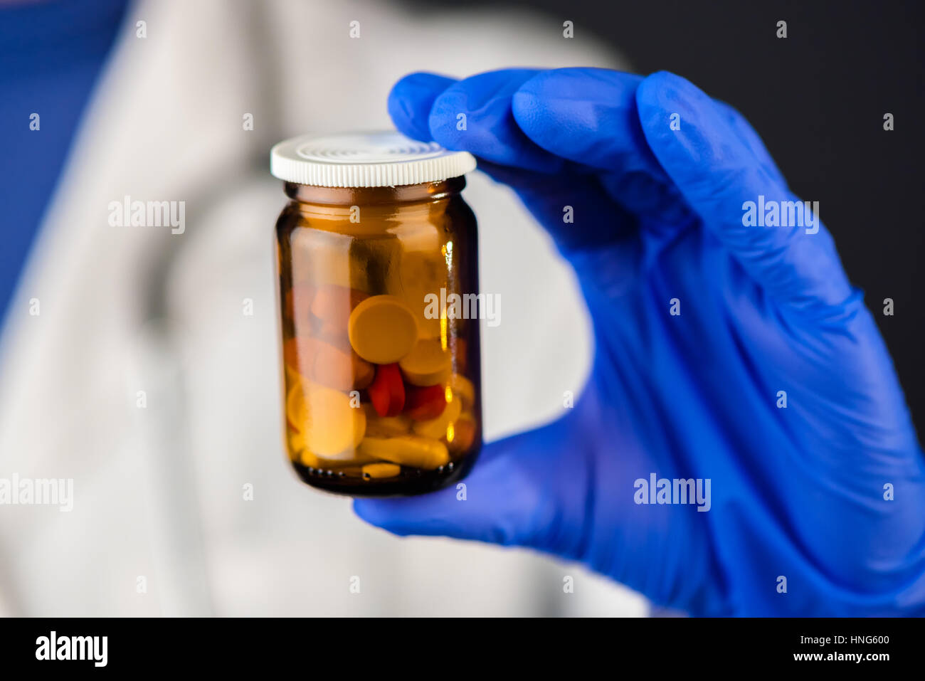 Female doctor holding bouteille sans étiquette de différentes pilules et médicaments, médicaments sur ordonnance et les soins de santé, selective focus Banque D'Images