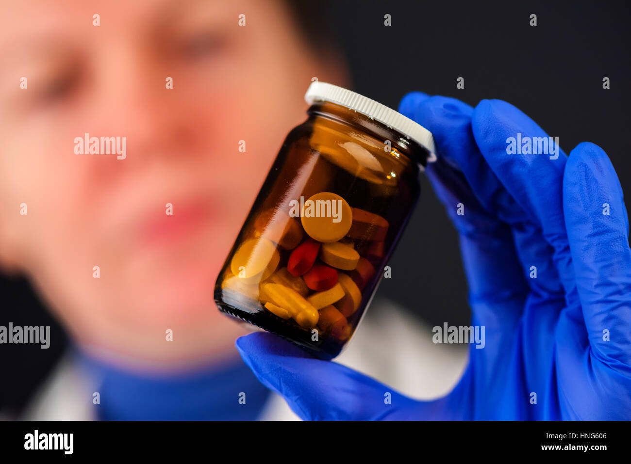 Female doctor holding bouteille sans étiquette de différentes pilules et médicaments, médicaments sur ordonnance et les soins de santé, selective focus Banque D'Images