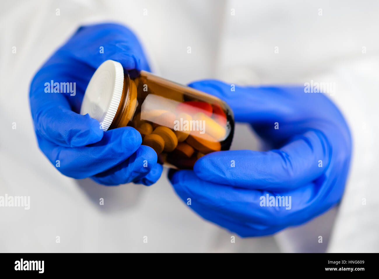 Female doctor holding bouteille sans étiquette de différentes pilules et médicaments, médicaments sur ordonnance et les soins de santé, selective focus Banque D'Images